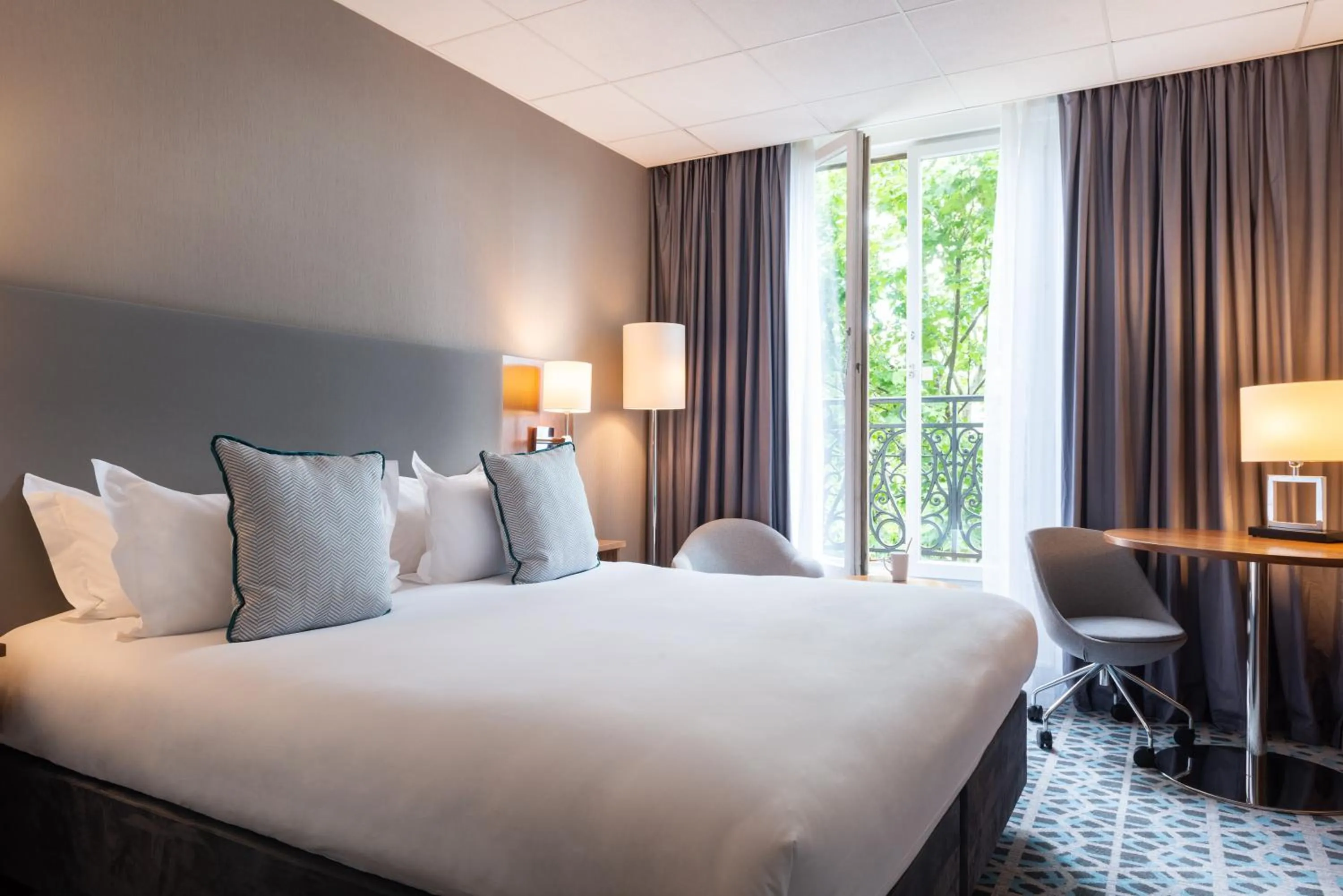 Bed in Crowne Plaza Paris - Republique by IHG