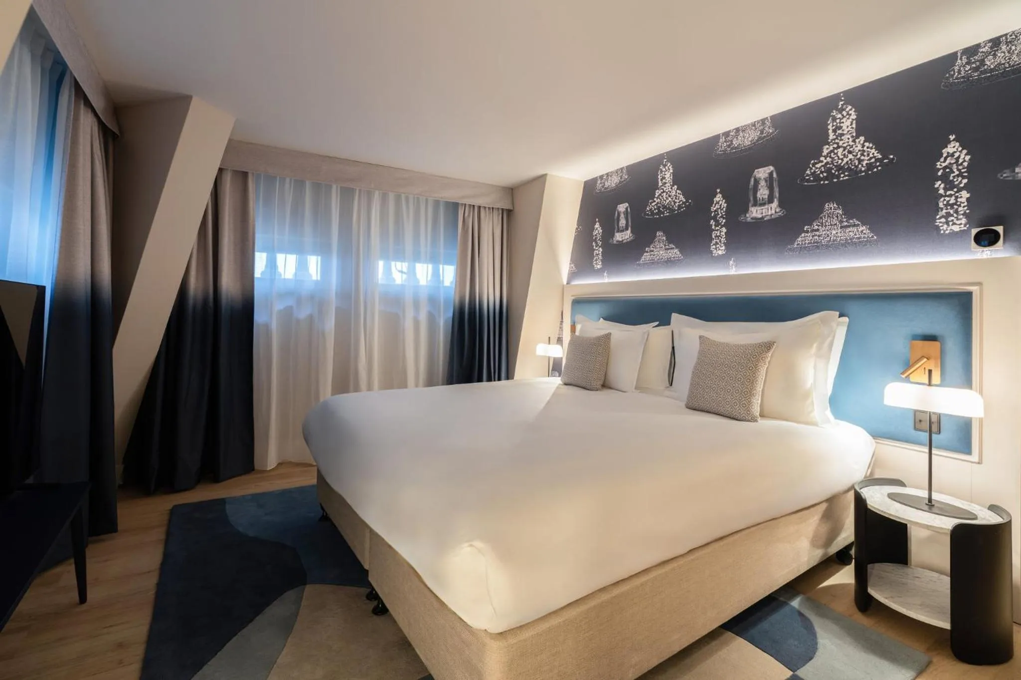 Photo of the whole room, Bed in Crowne Plaza Paris - Republique by IHG