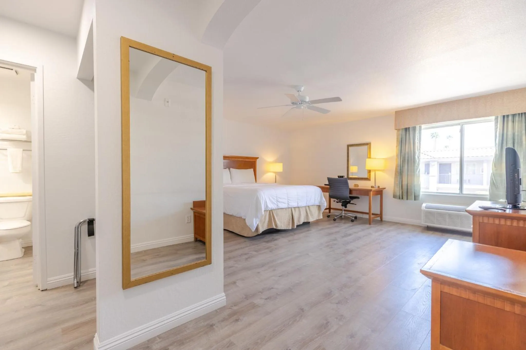 Photo of the whole room, Bed in Brawley Inn