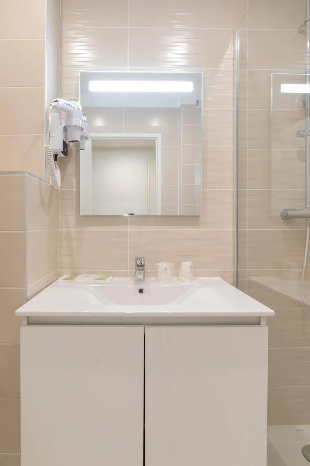 Shower in Cit'Hotel Imperial