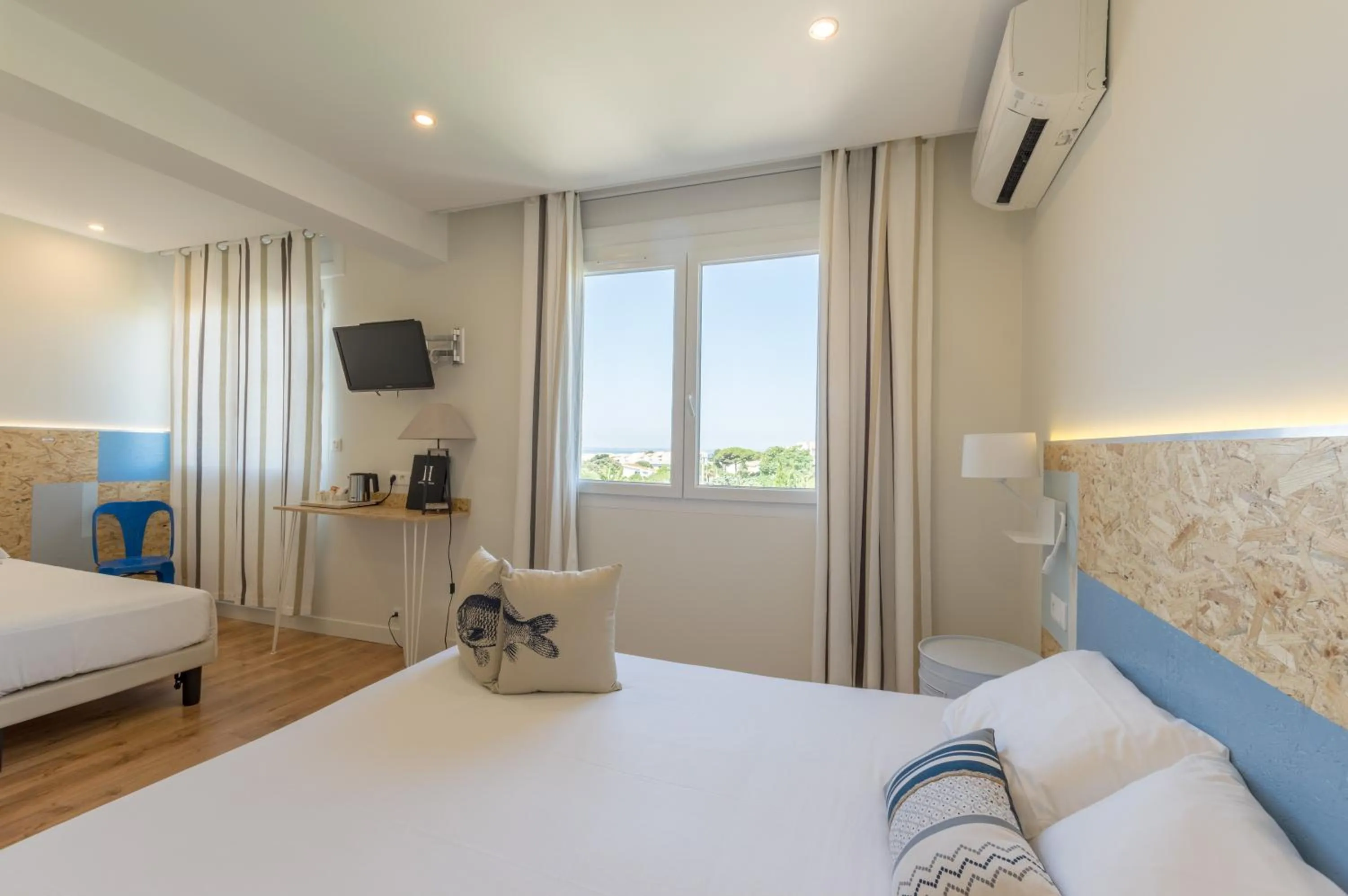 Photo of the whole room, Bed in Cit'Hotel Imperial