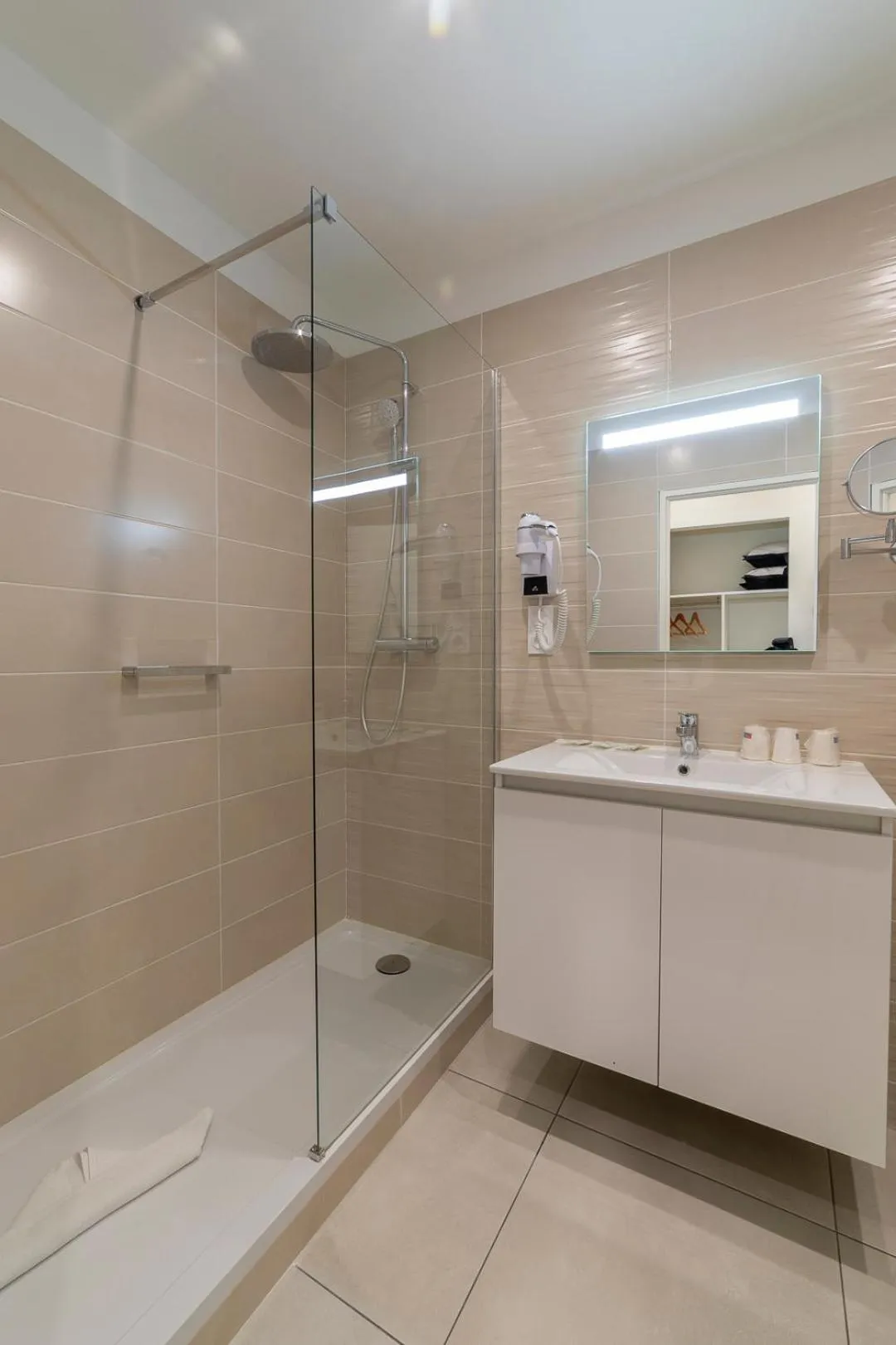 Bathroom in Cit'Hotel Imperial