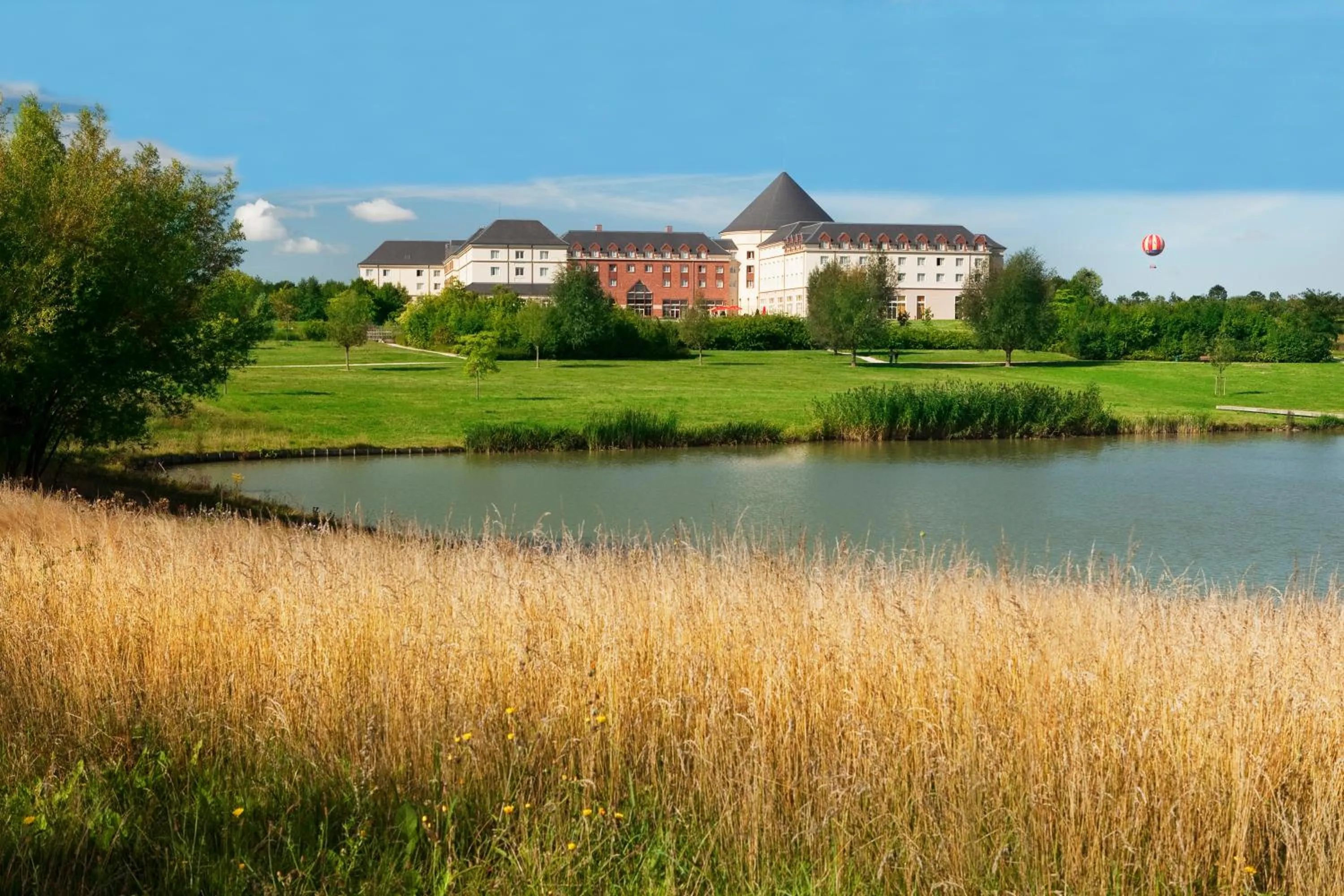 Facade/entrance in Grand Magic Hotel Marne La Vallée