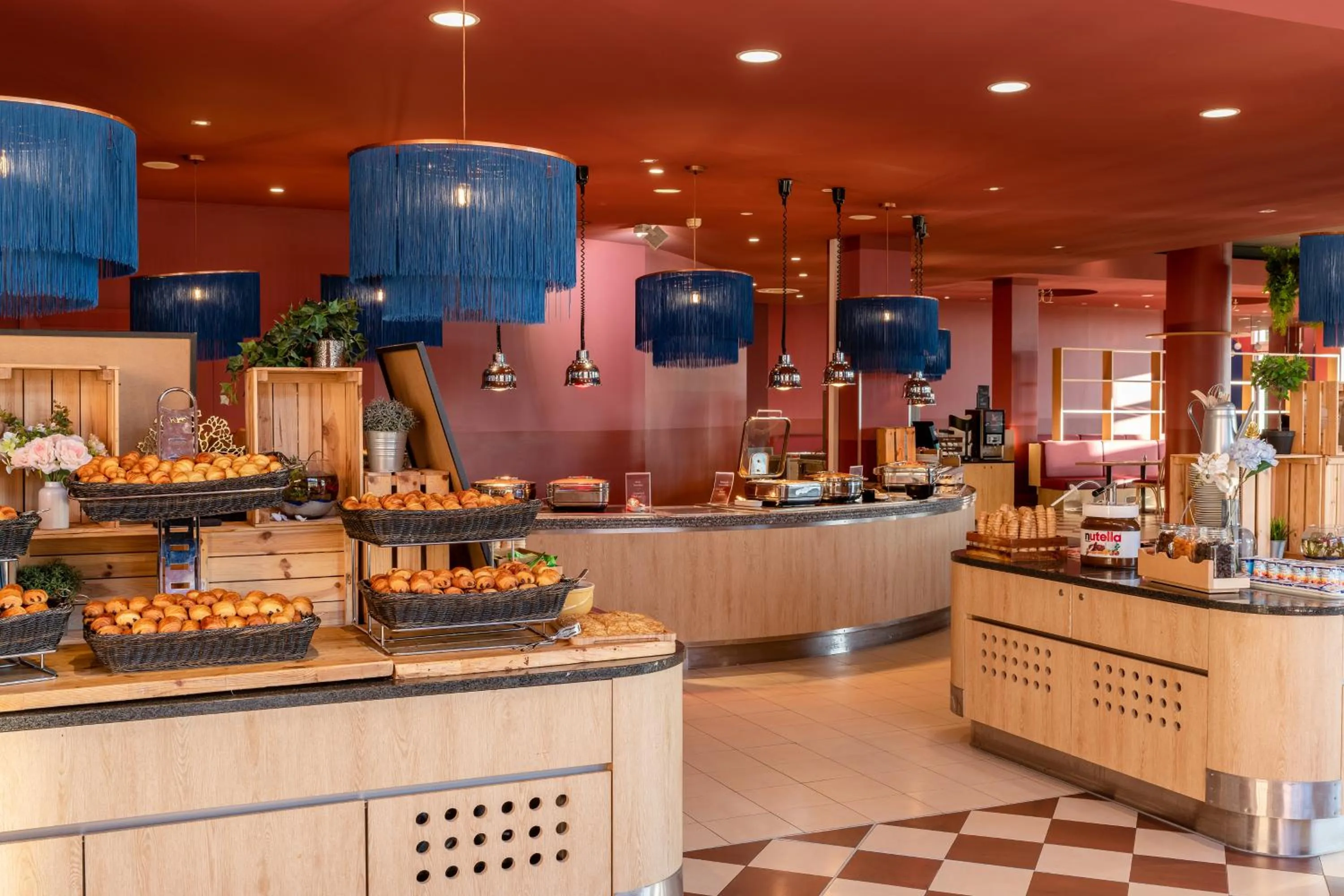 Restaurant/places to eat in Grand Magic Hotel Marne La Vallée