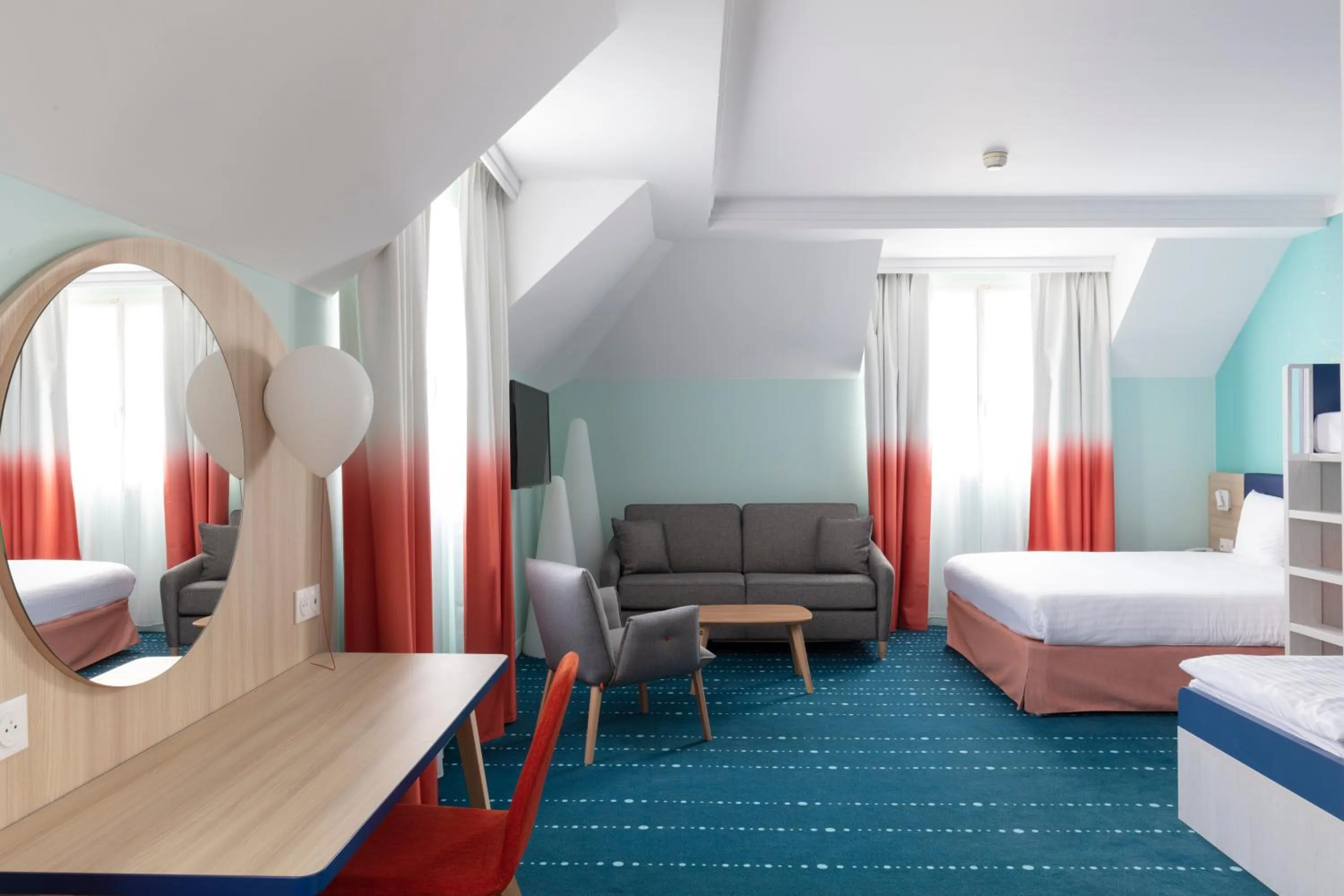 Photo of the whole room, Bed in Grand Magic Hotel Marne La Vallée