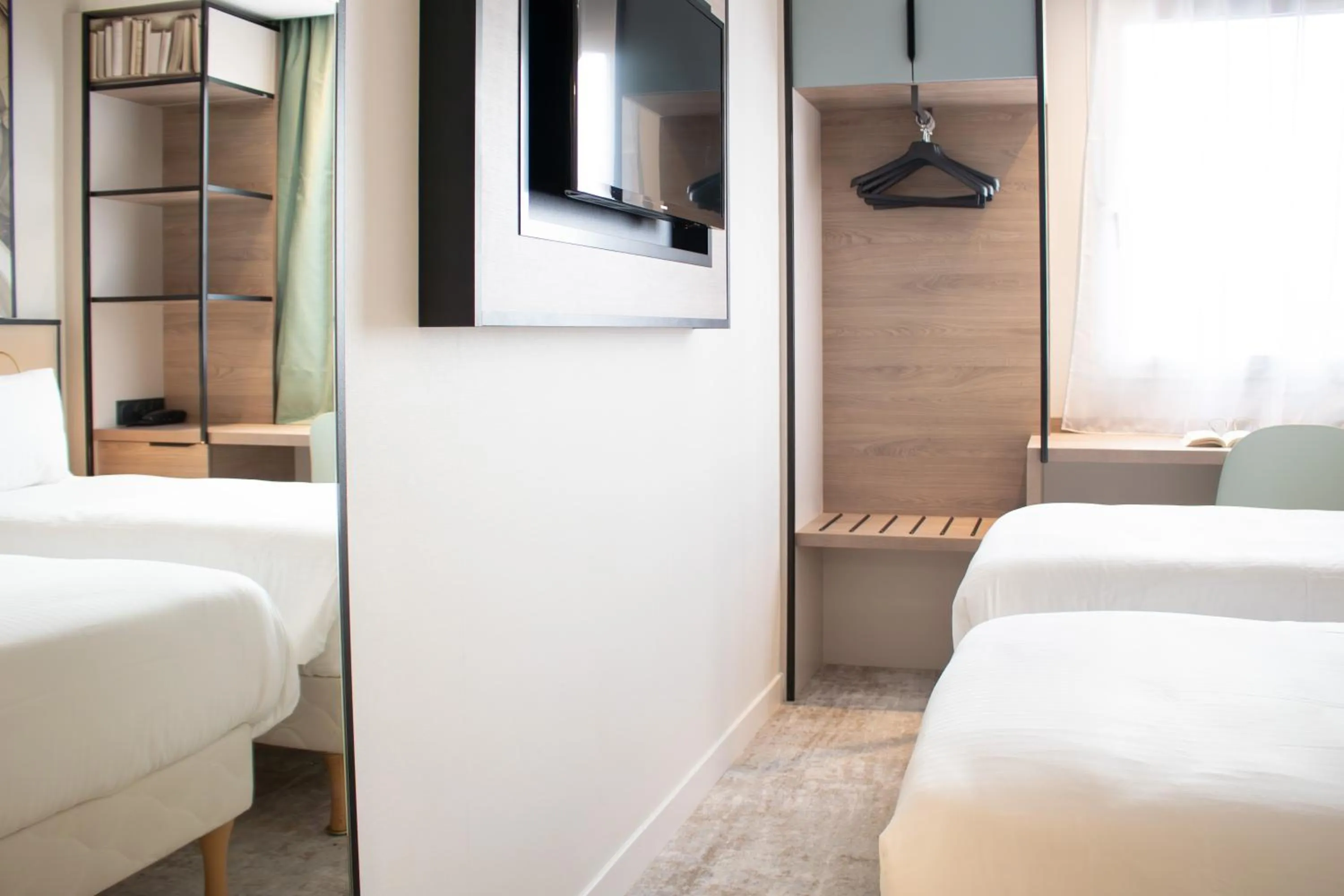 Bed in Brit Hotel Blois - Le Préma