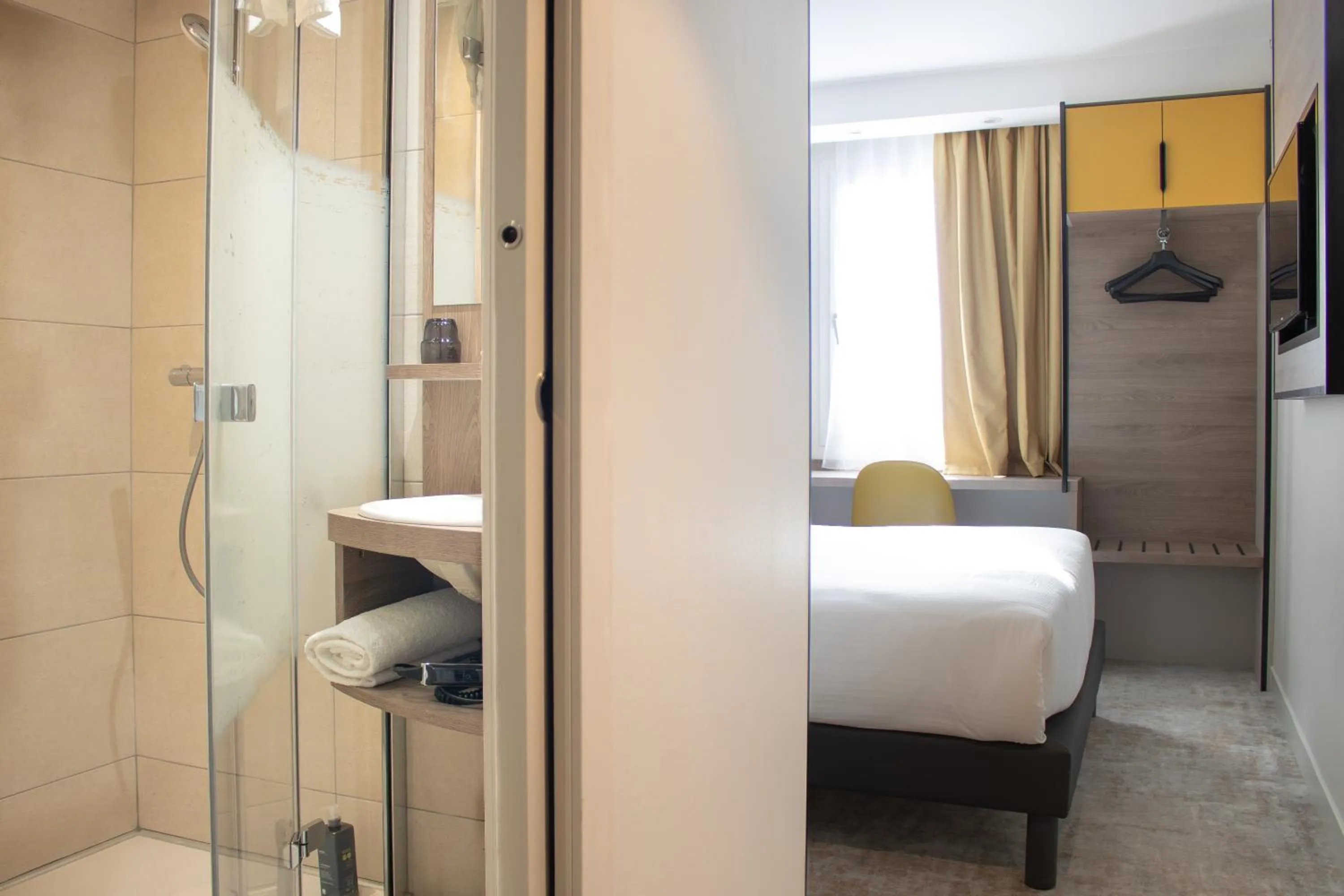 Bed in Brit Hotel Blois - Le Préma