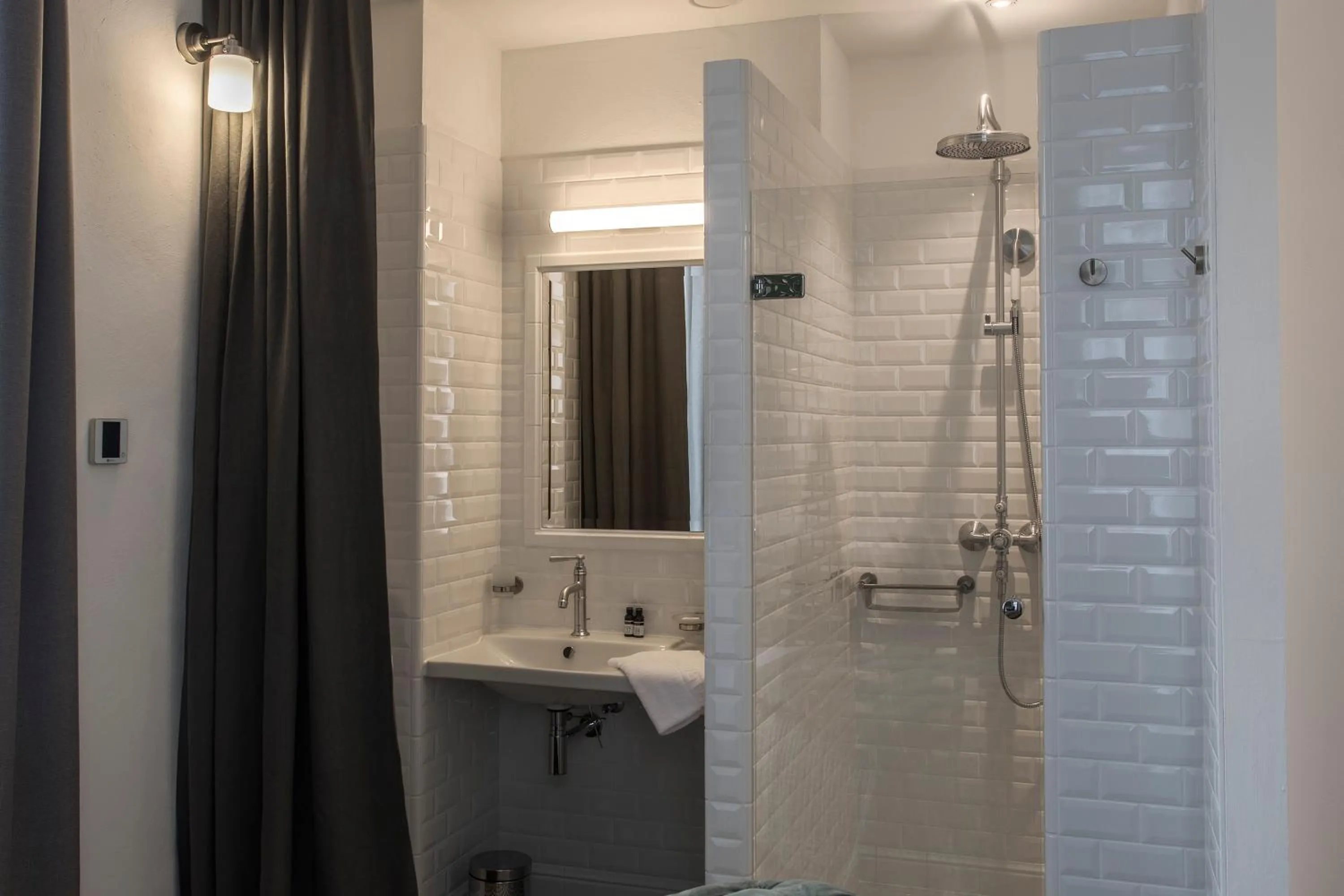 Shower in Appart Hôtel - VILLA CÔTÉ PLATEAU - Hyper Centre Ville - 3 Étoiles Certifiées-