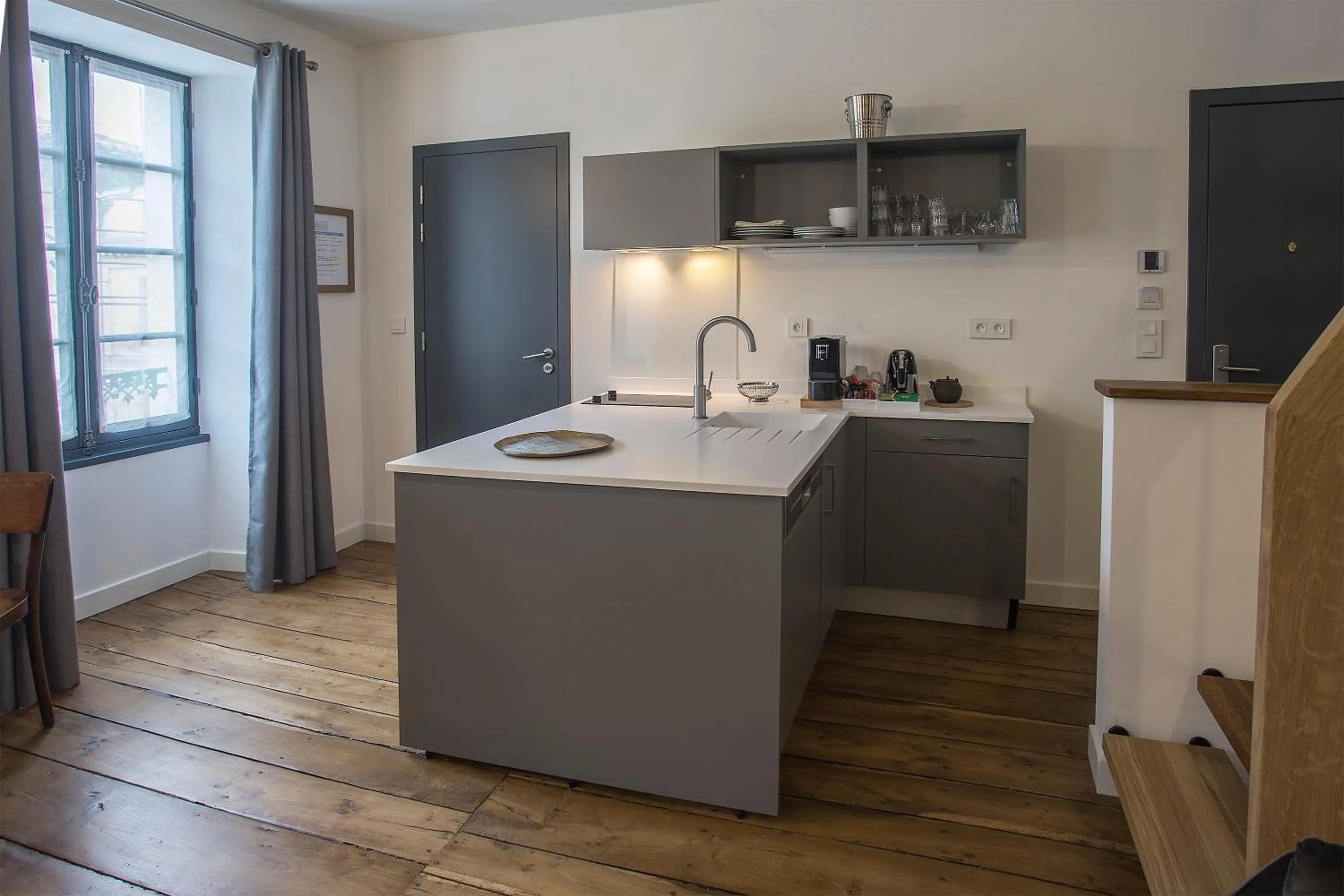 Kitchen or kitchenette in Appart Hôtel - VILLA CÔTÉ PLATEAU - Hyper Centre Ville - 3 Étoiles Certifiées-