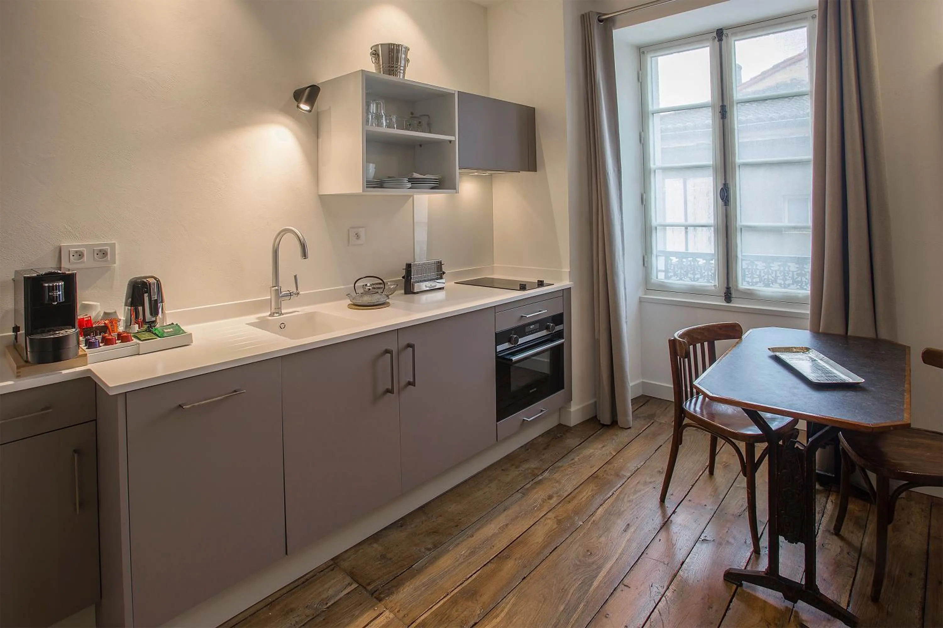 Kitchen or kitchenette in Appart Hôtel - VILLA CÔTÉ PLATEAU - Hyper Centre Ville - 3 Étoiles Certifiées-