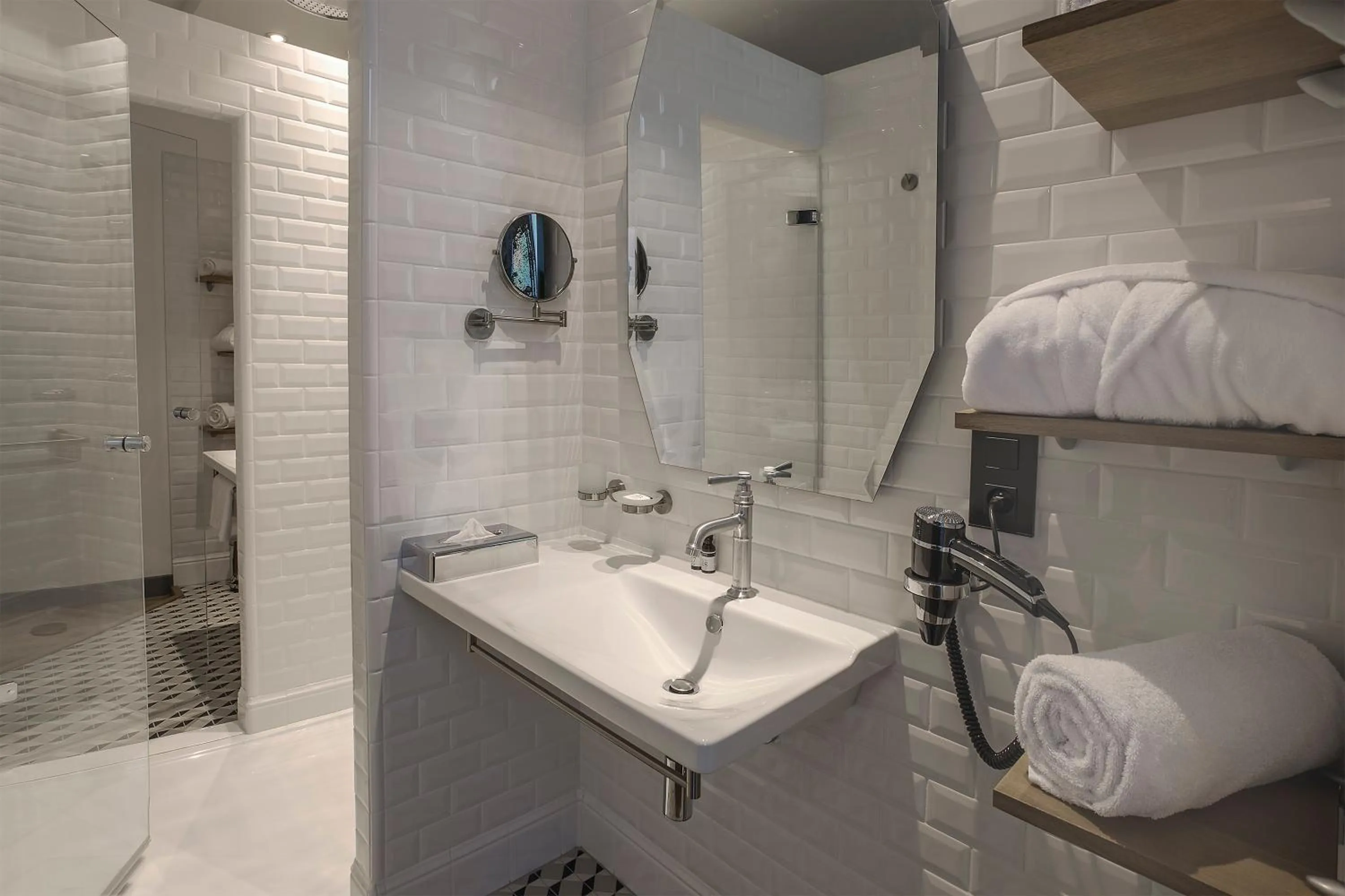 Shower in Appart Hôtel - VILLA CÔTÉ PLATEAU - Hyper Centre Ville - 3 Étoiles Certifiées-