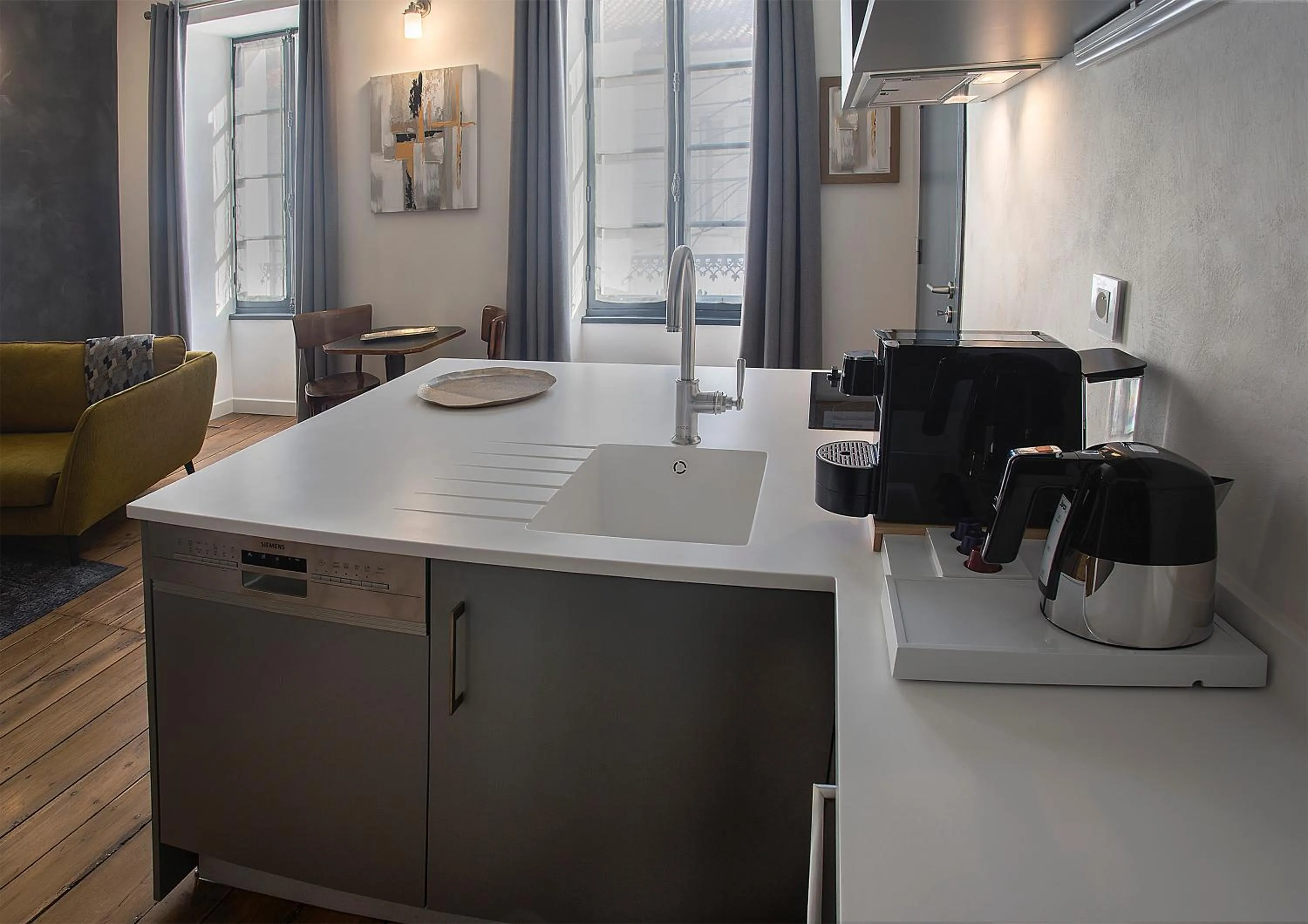 Kitchen or kitchenette in Appart Hôtel - VILLA CÔTÉ PLATEAU - Hyper Centre Ville - 3 Étoiles Certifiées-