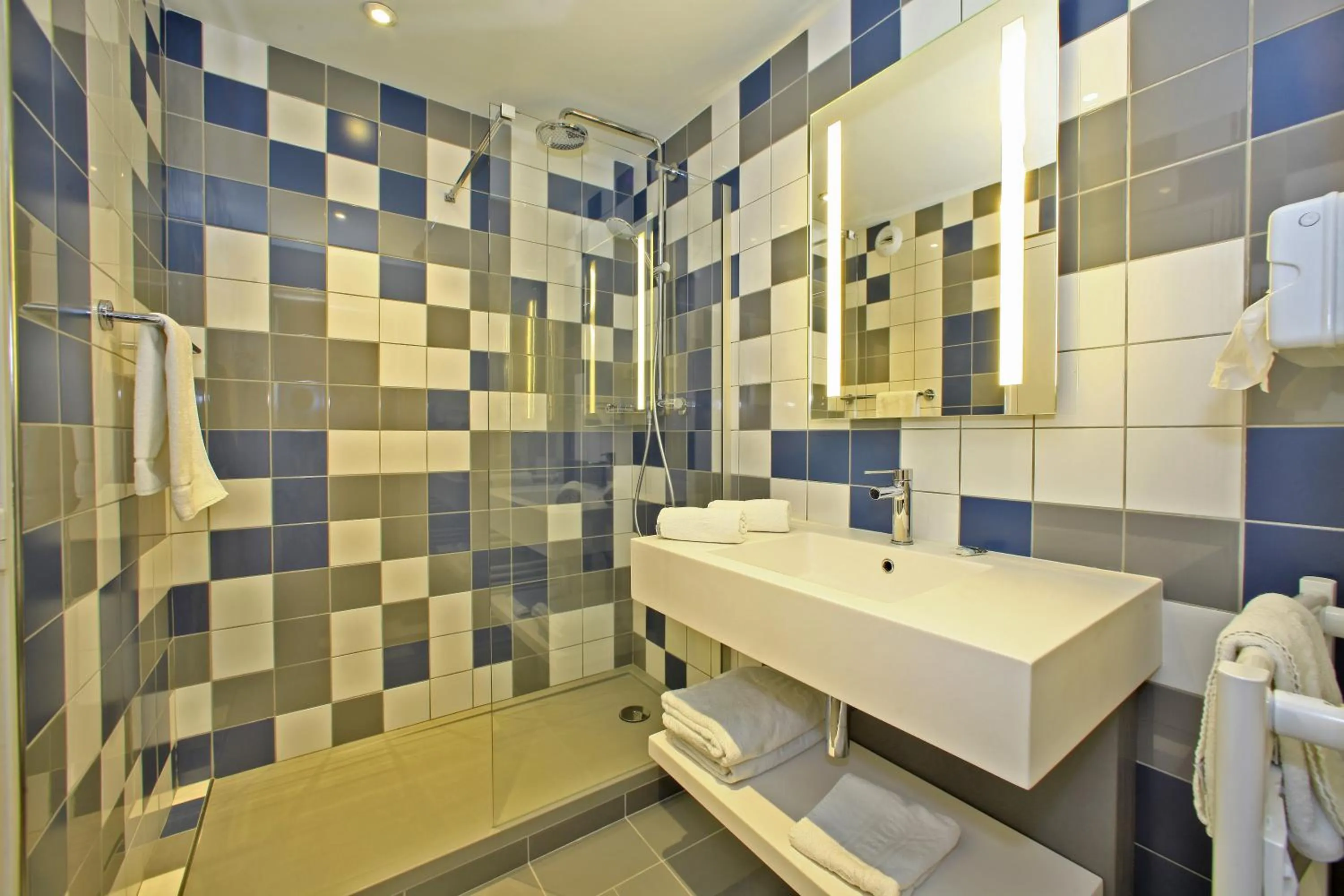 Shower in Mercure Castres L'Occitan