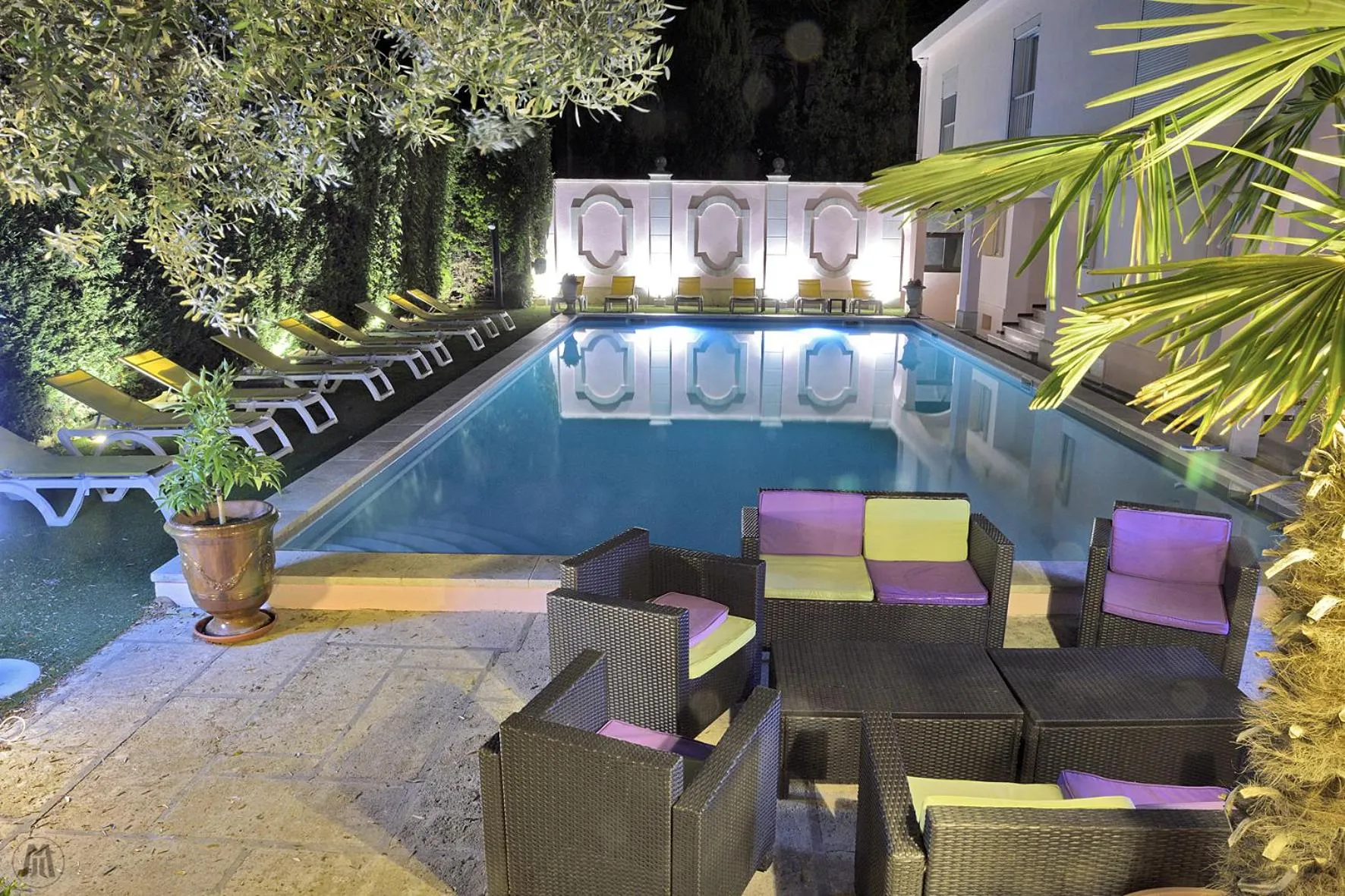 Pool view in Hôtel Mireille