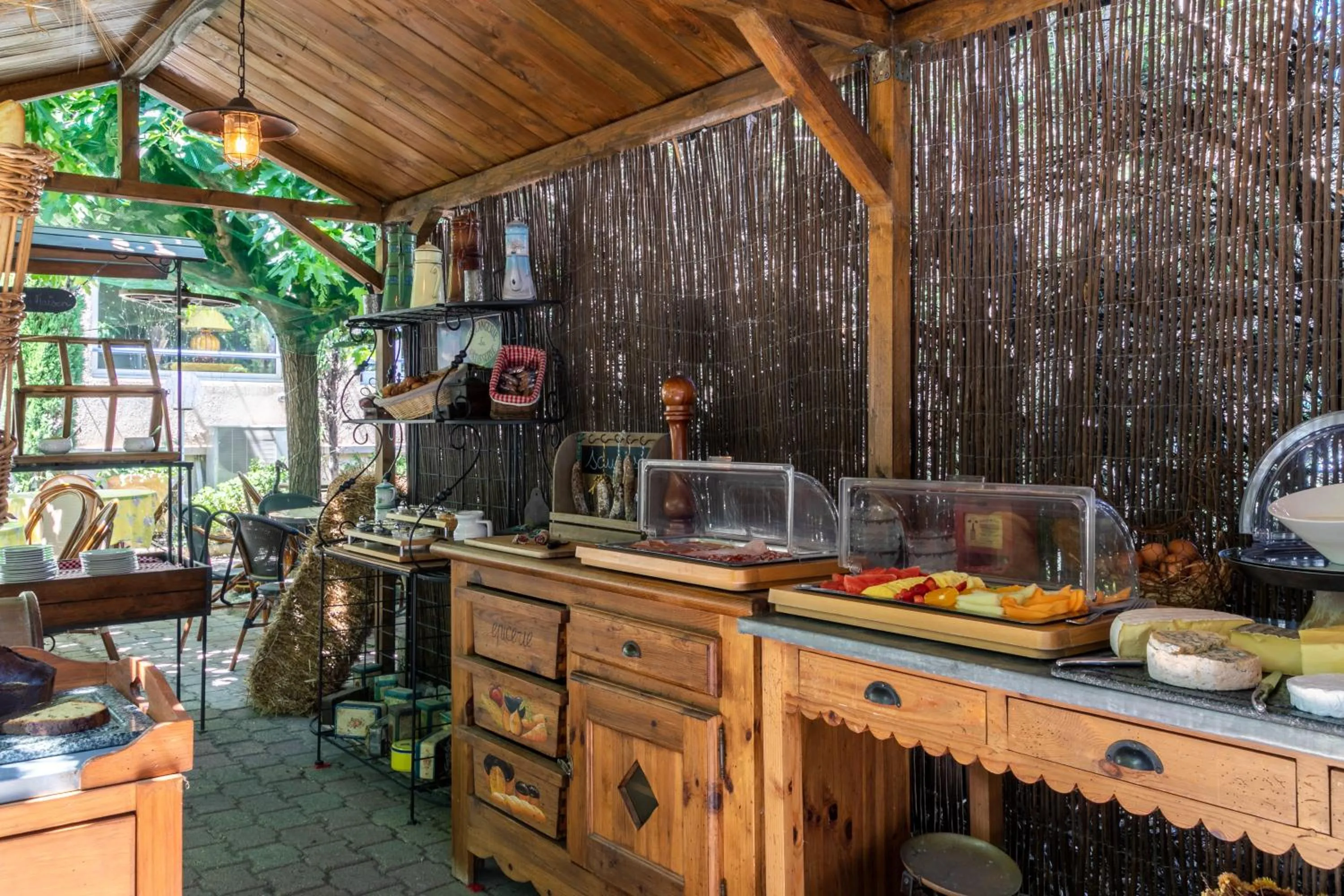 Food and drinks in Hôtel Mireille