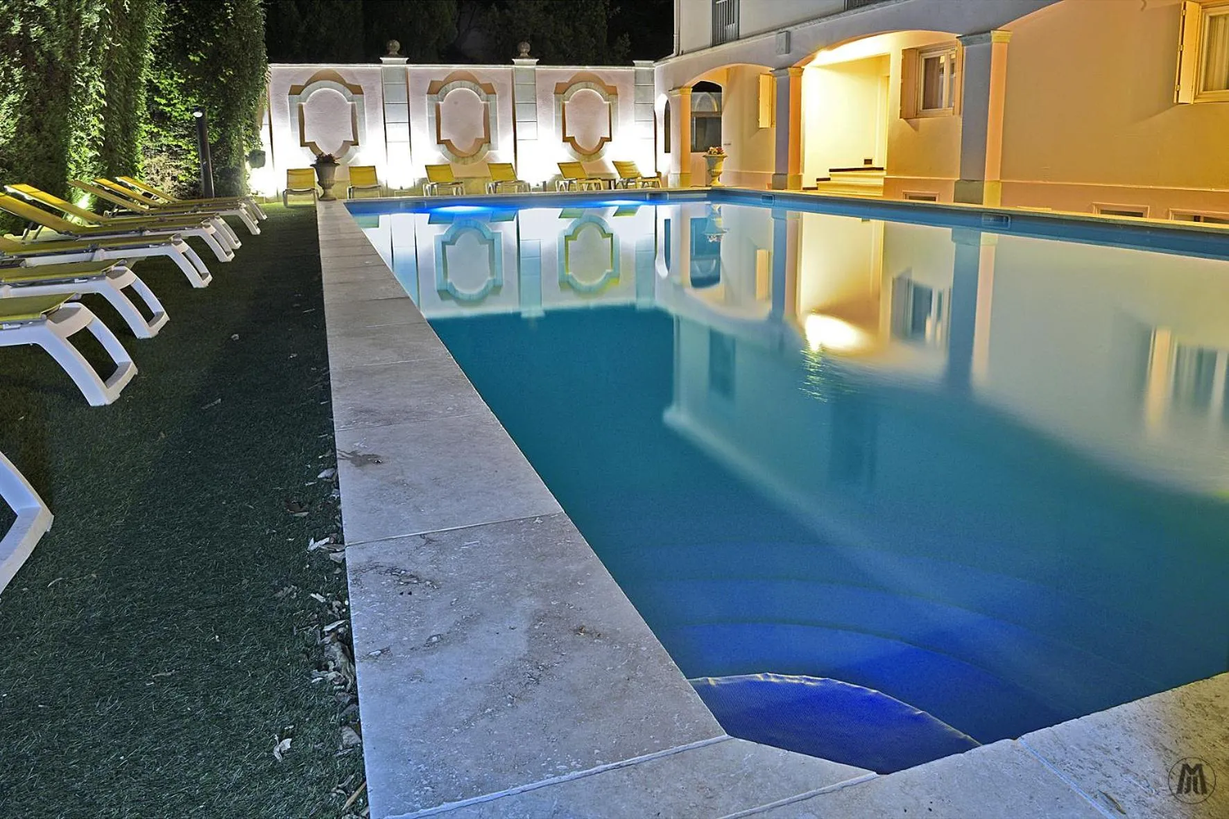Patio in Hôtel Mireille