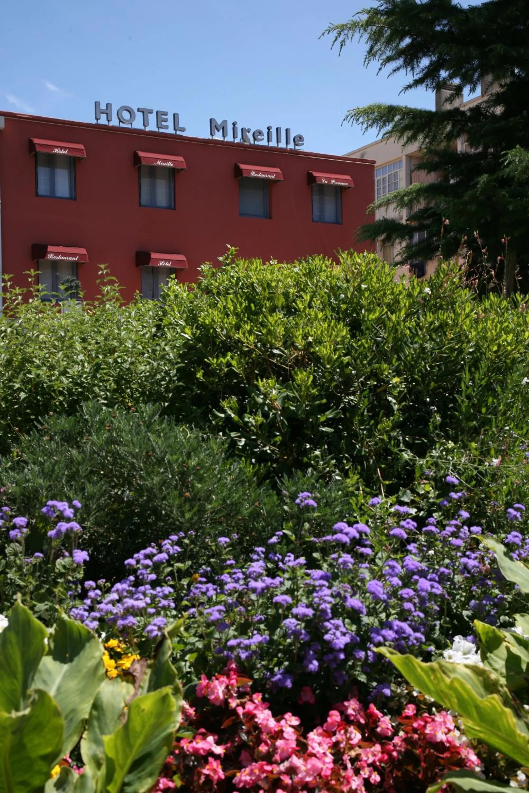 Facade/entrance in Hôtel Mireille