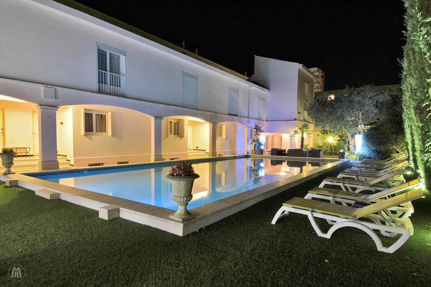 Pool view in Hôtel Mireille