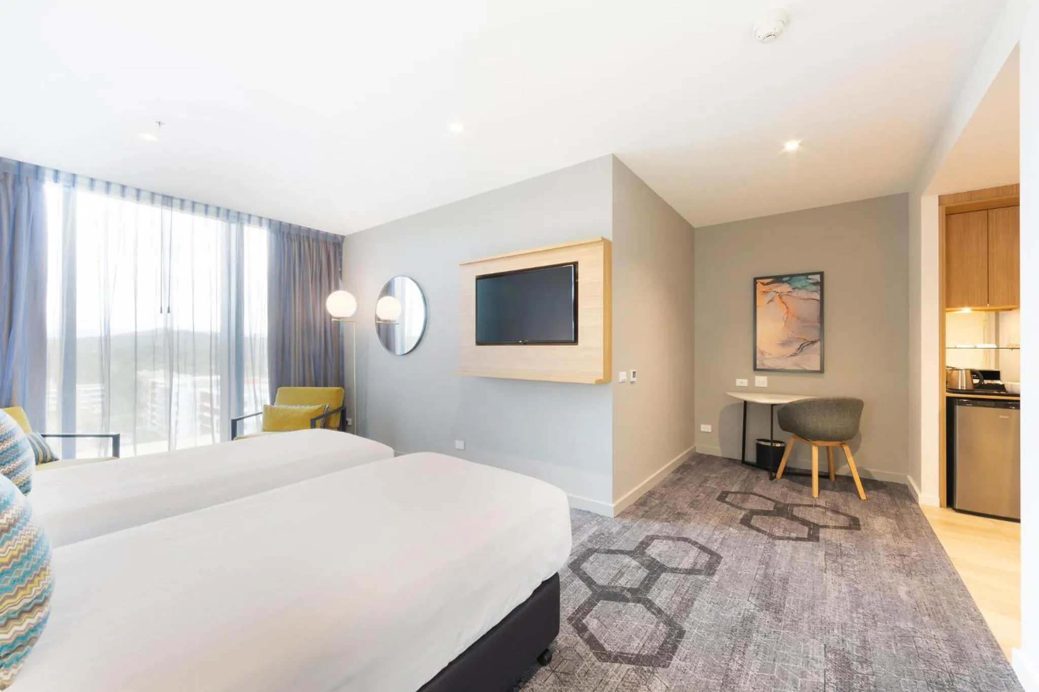 Photo of the whole room, Bed in Mercure Canberra Belconnen