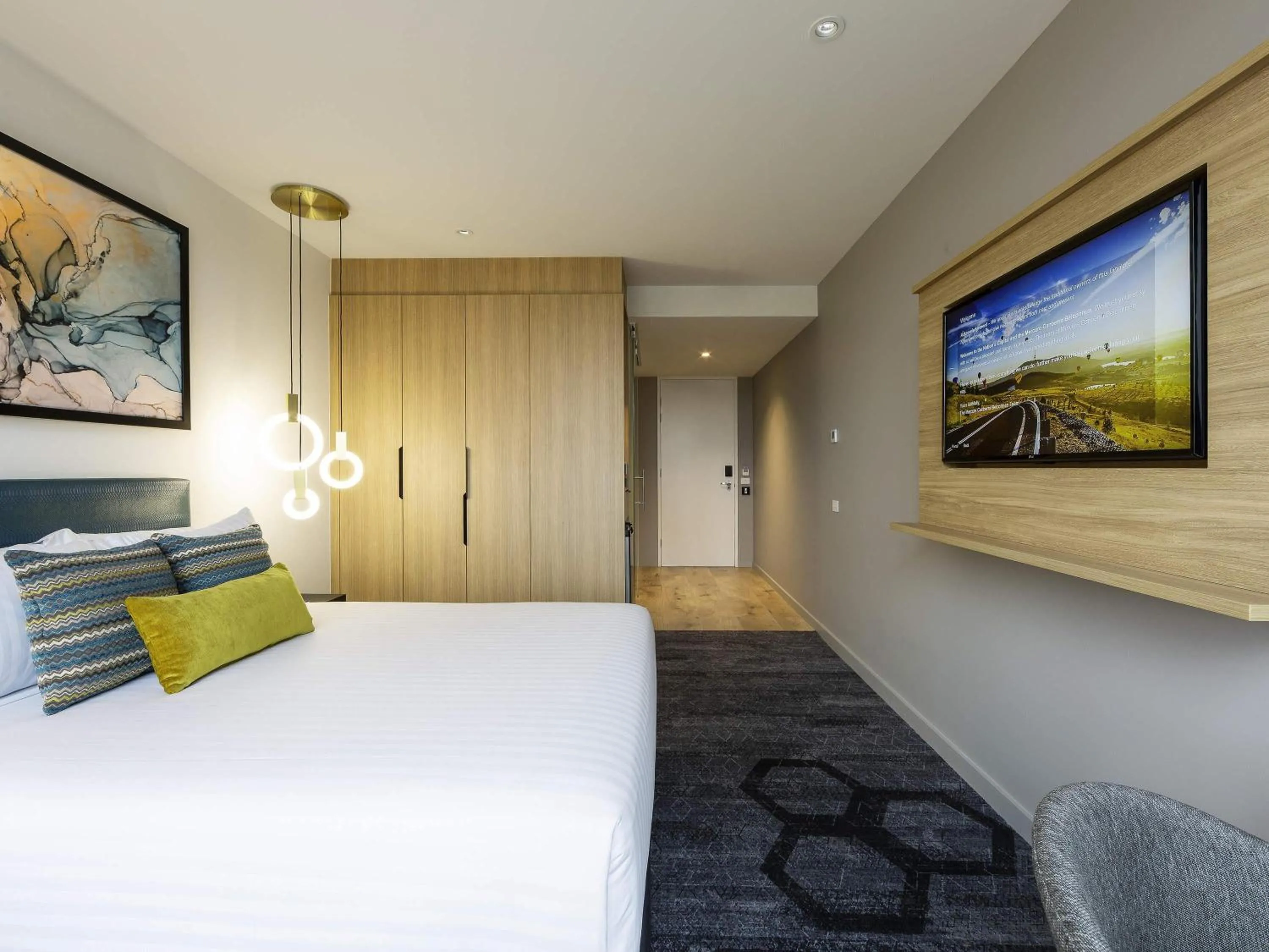 Bedroom, Bed in Mercure Canberra Belconnen