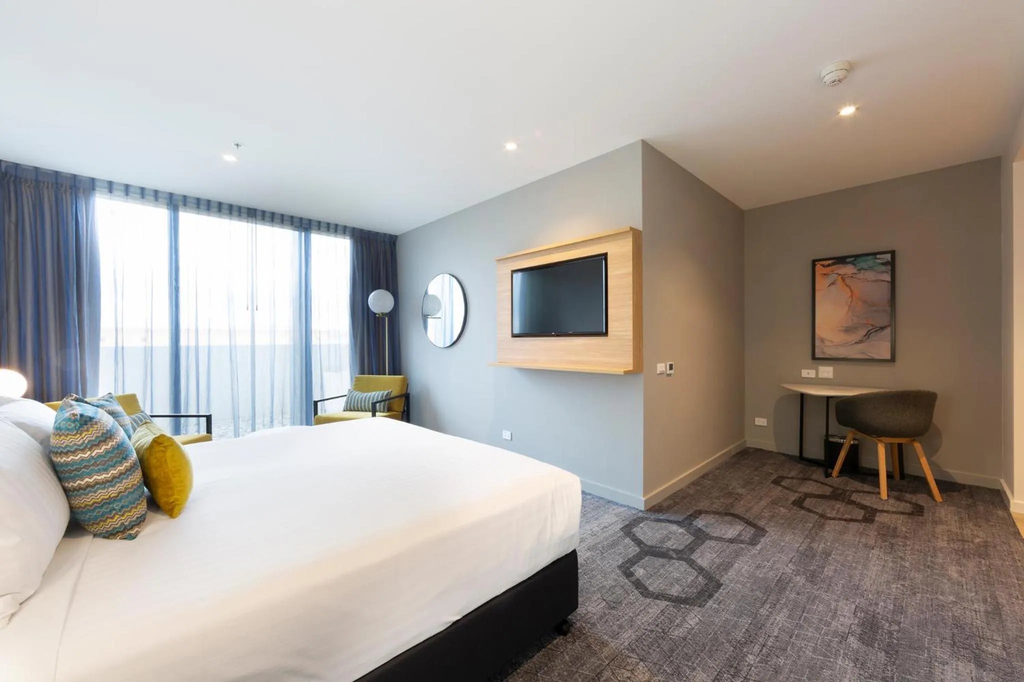 Photo of the whole room, Bed in Mercure Canberra Belconnen