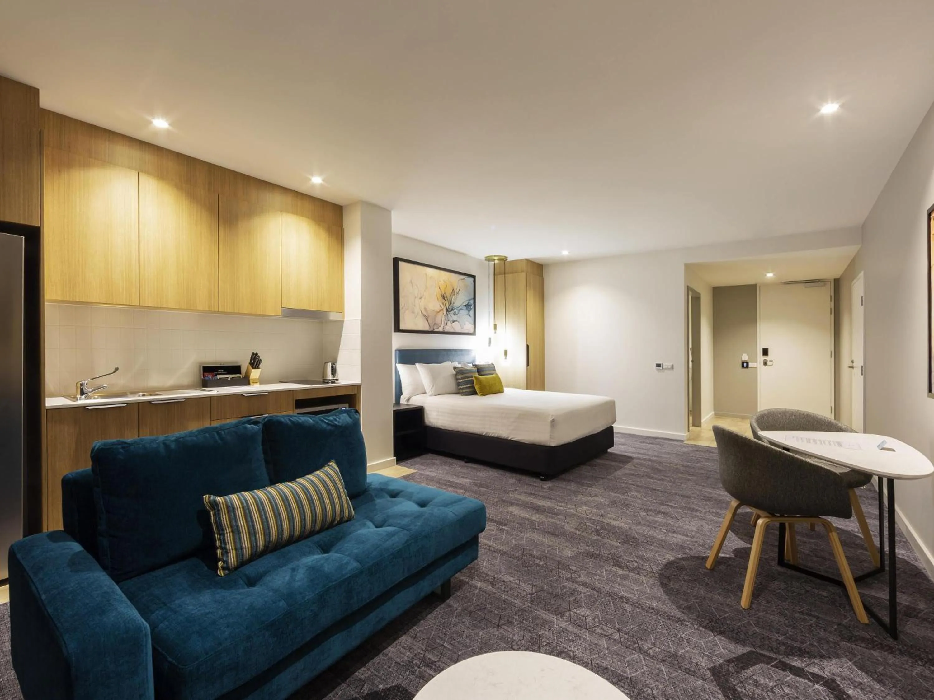 Bedroom, Bed in Mercure Canberra Belconnen