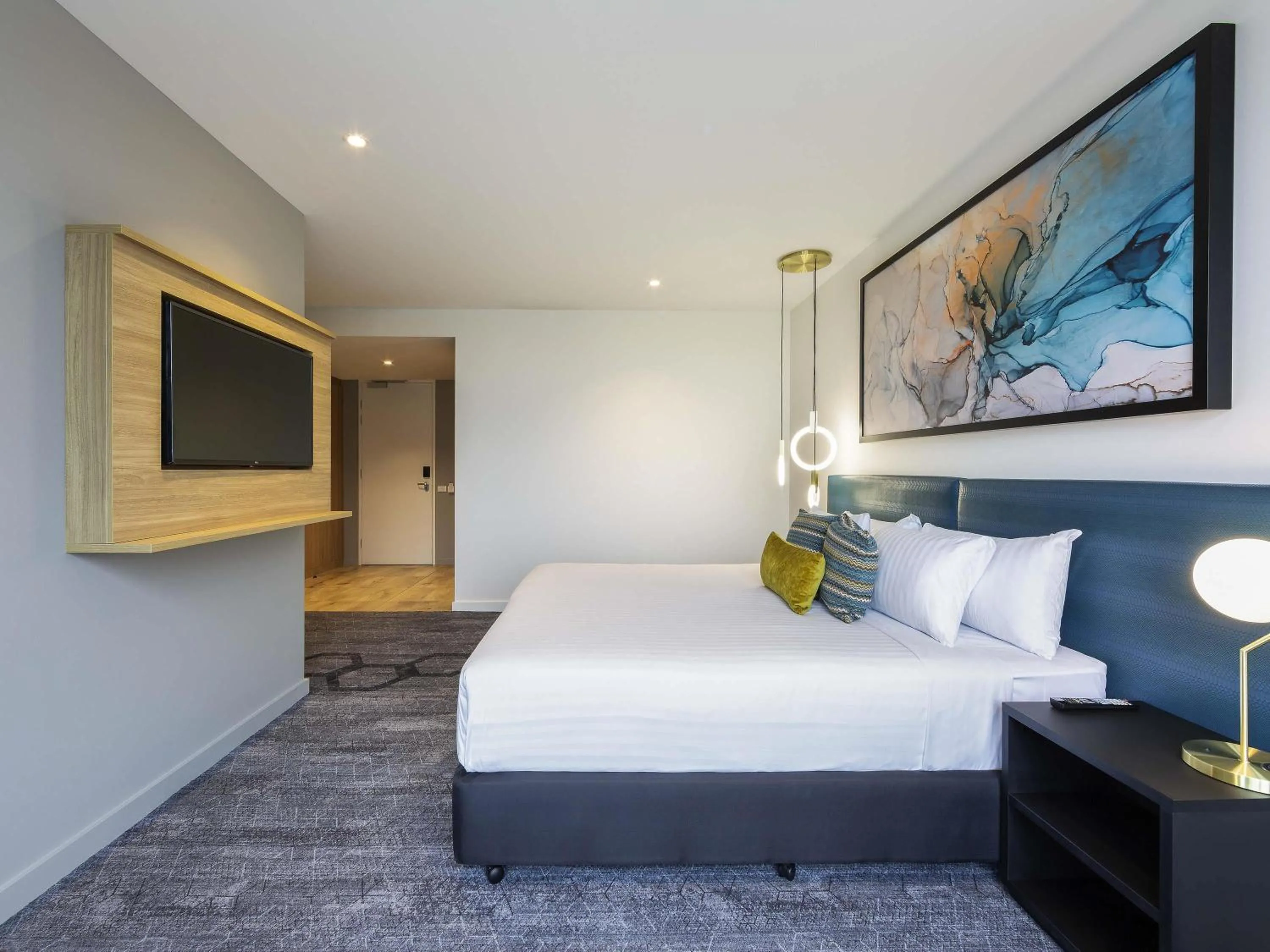 Bedroom, Bed in Mercure Canberra Belconnen