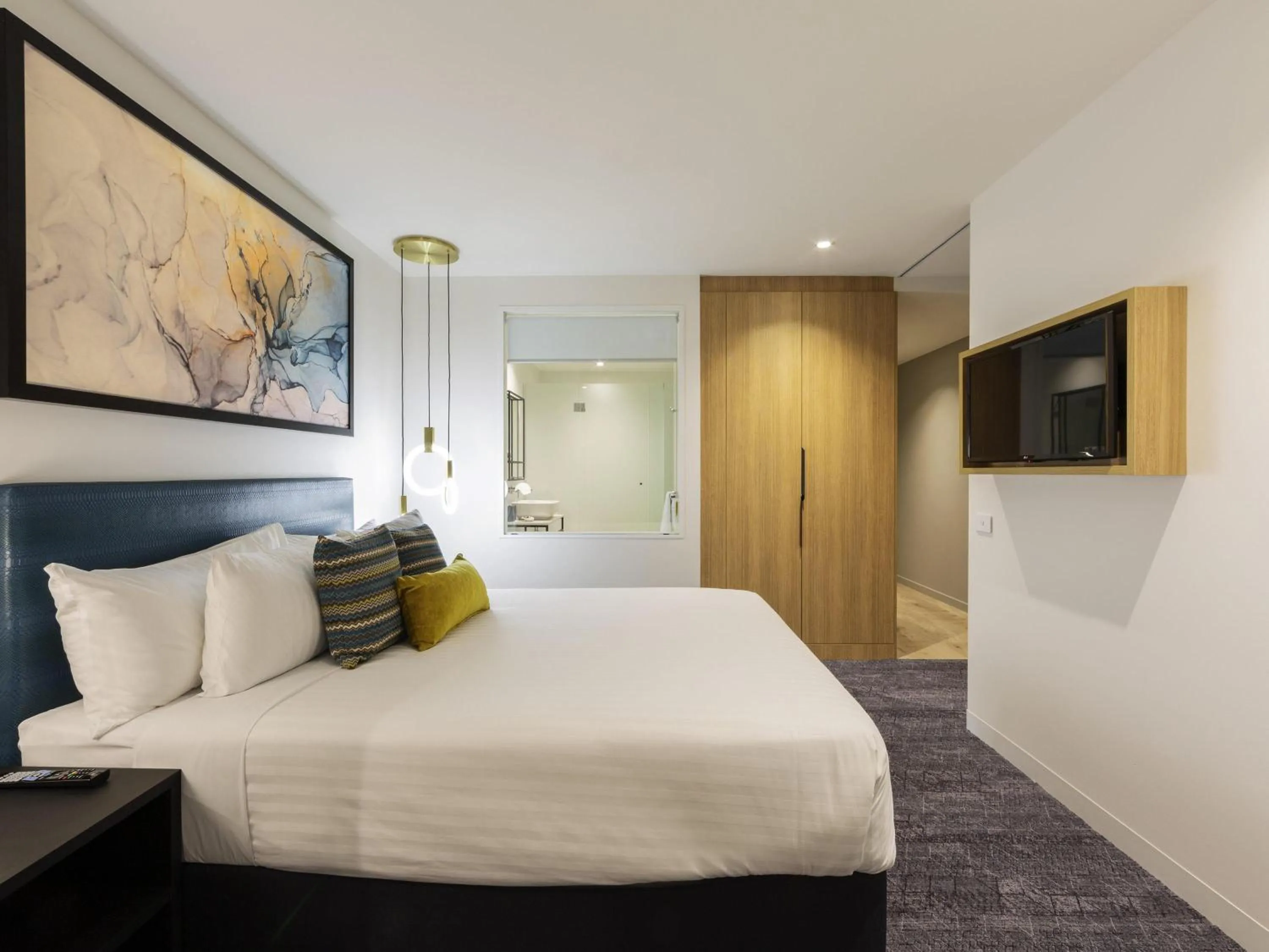 Bedroom, Bed in Mercure Canberra Belconnen