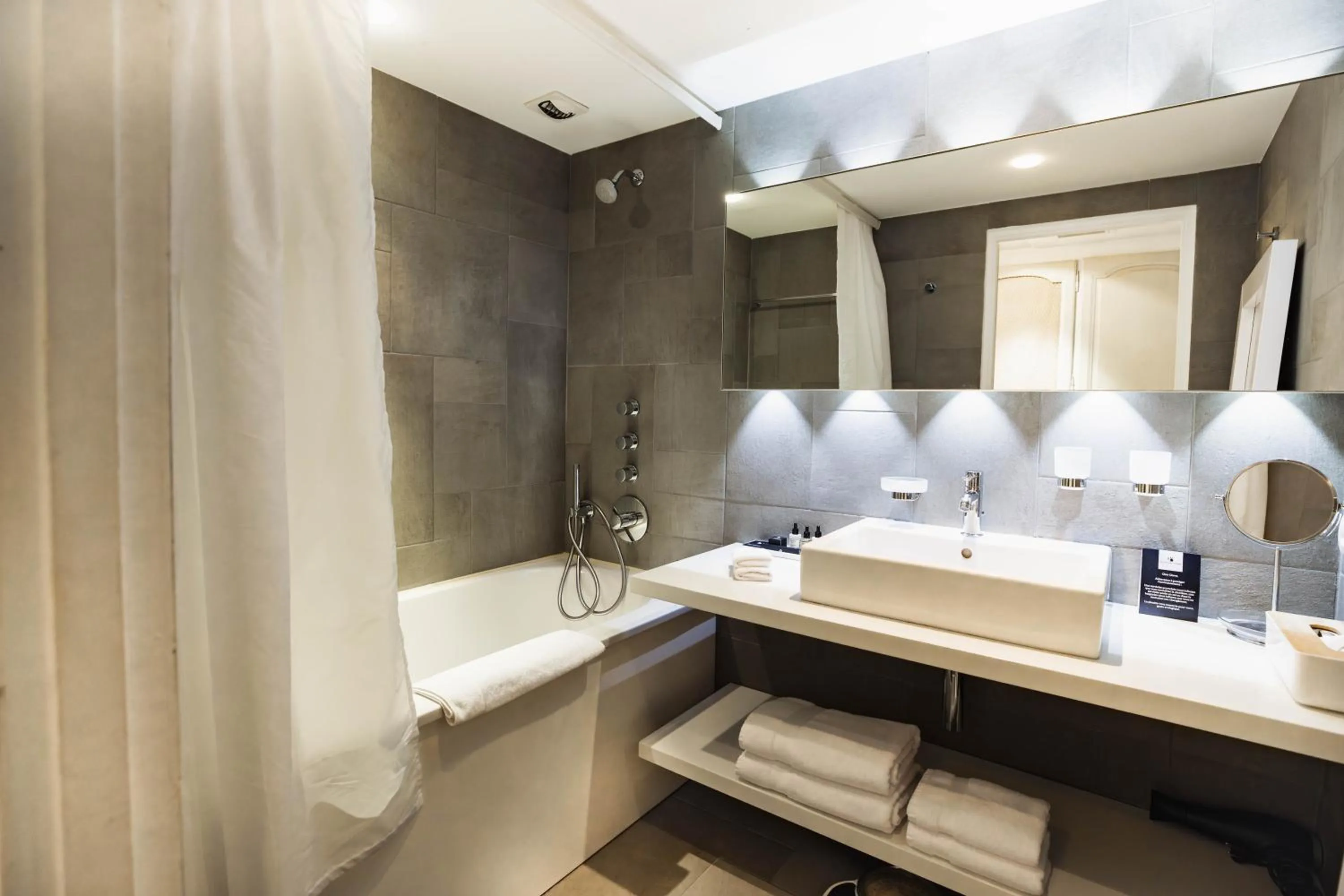 Bathroom in Du Côté Des Olivades