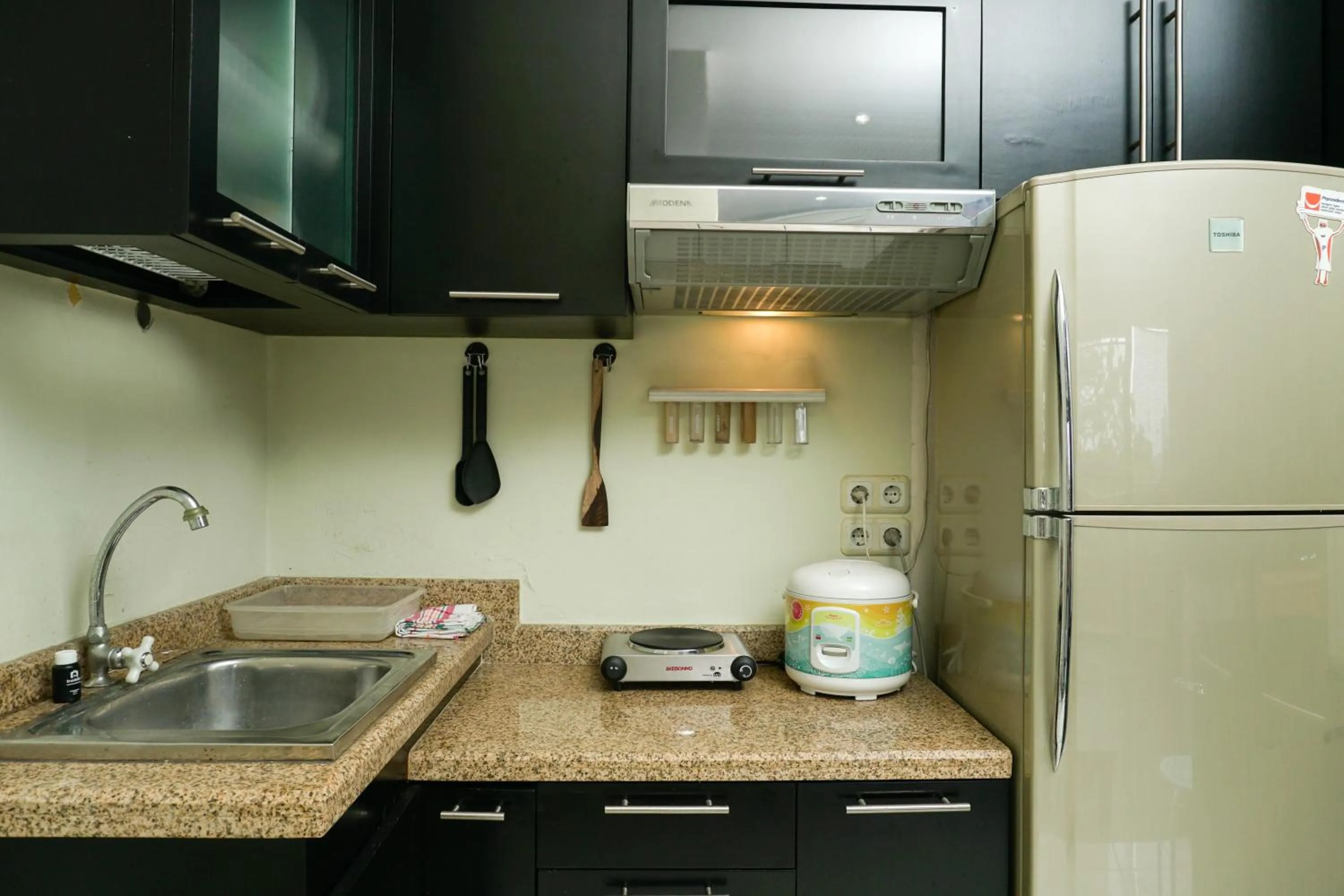 Kitchen or kitchenette in Big and Cozy Studio Apartment at Puri Garden By Travelio