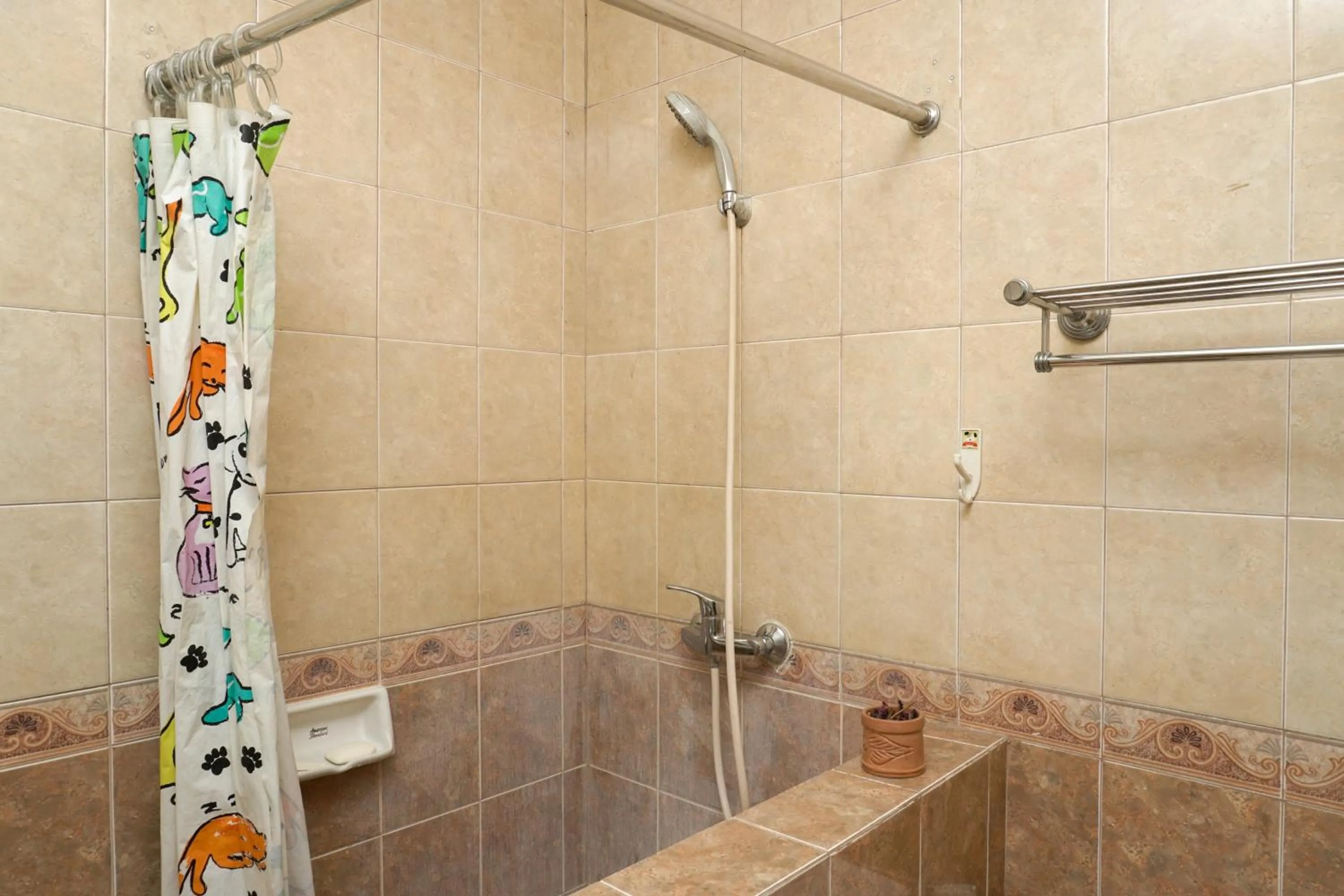 Big and Cozy Studio Apartment at Puri Garden By Travelio