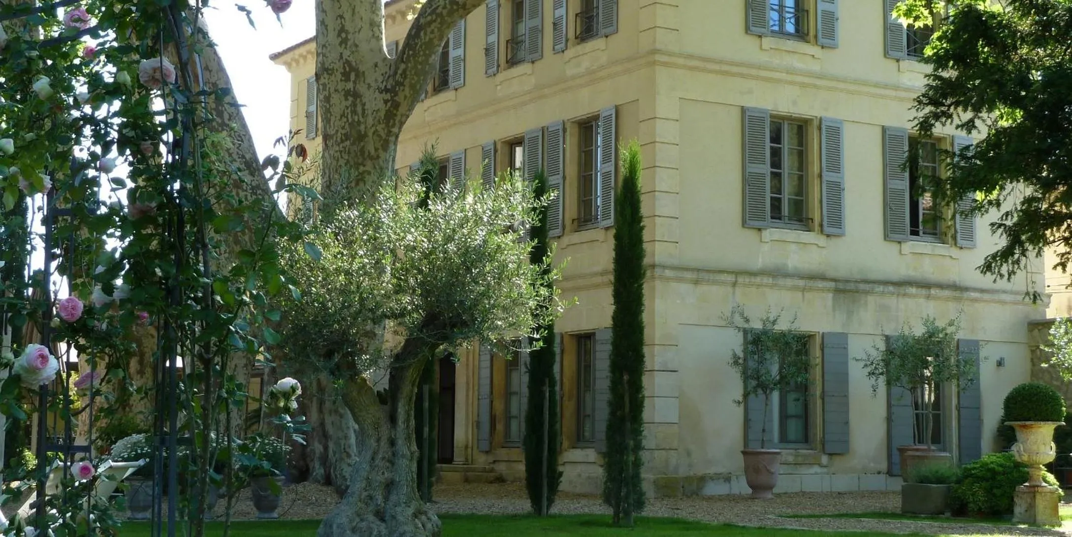 Property building in La Bastide de Boulbon