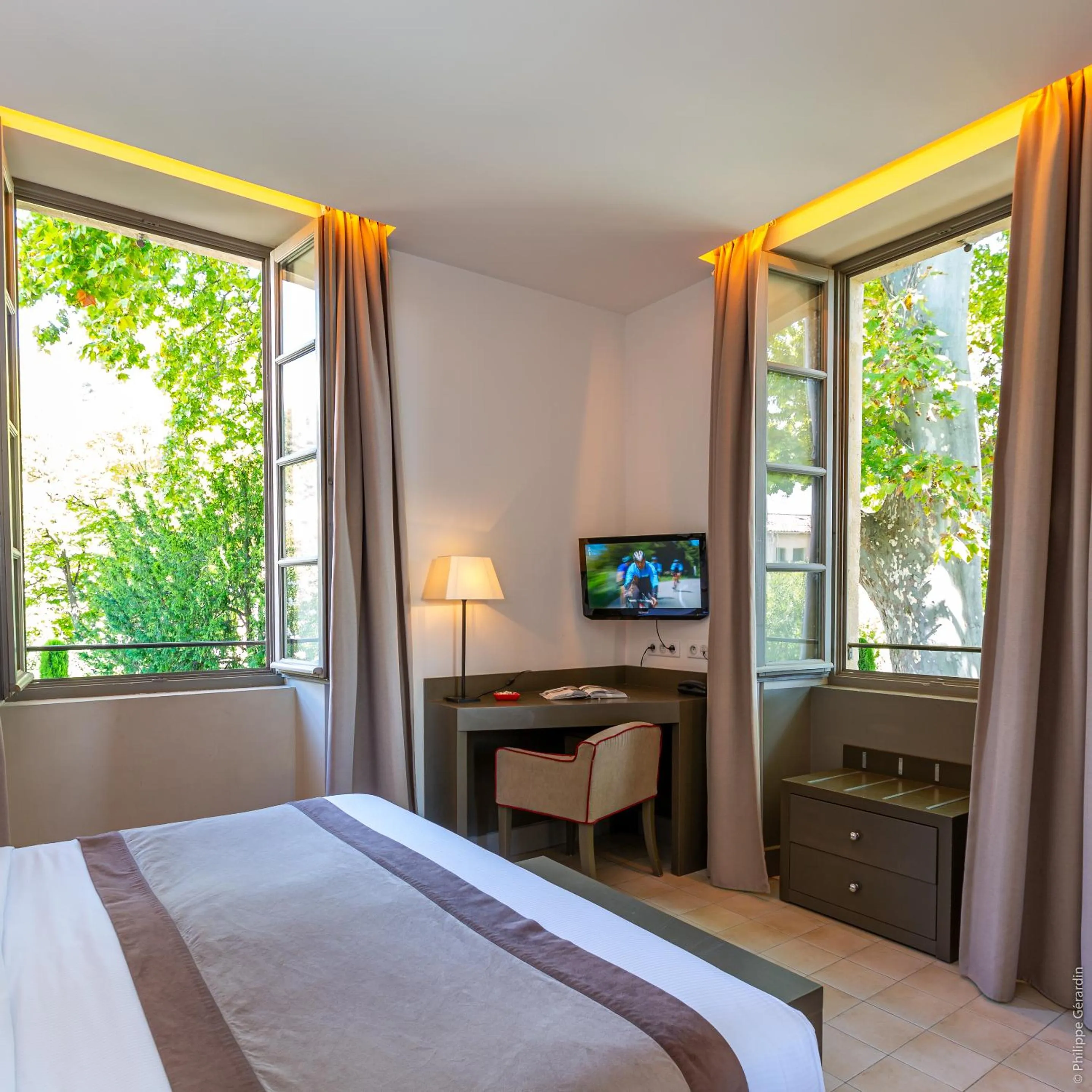 View (from property/room), Bed in La Bastide de Boulbon