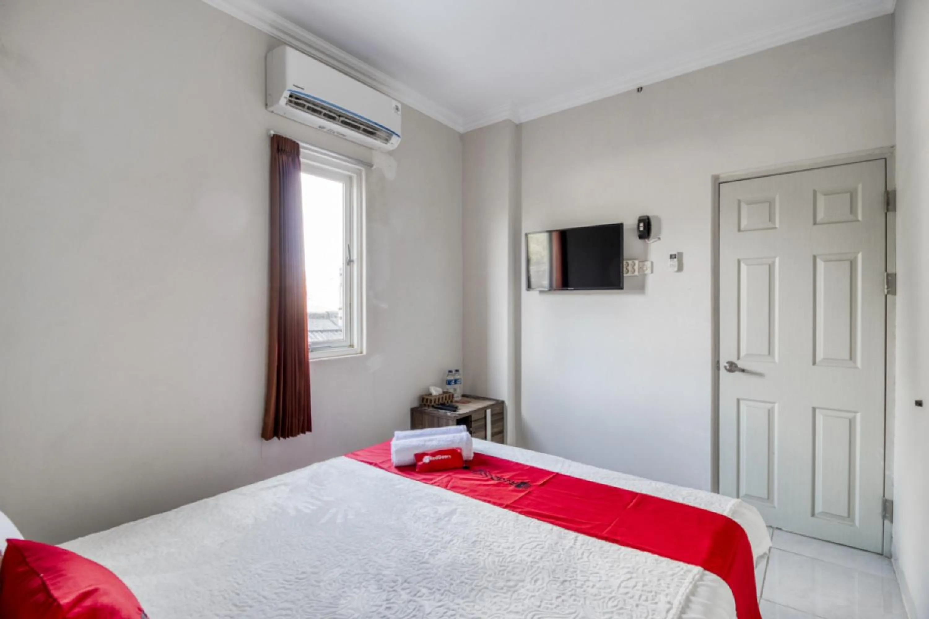 Bedroom, Bed in RedDoorz near Condongcatur Bus Station