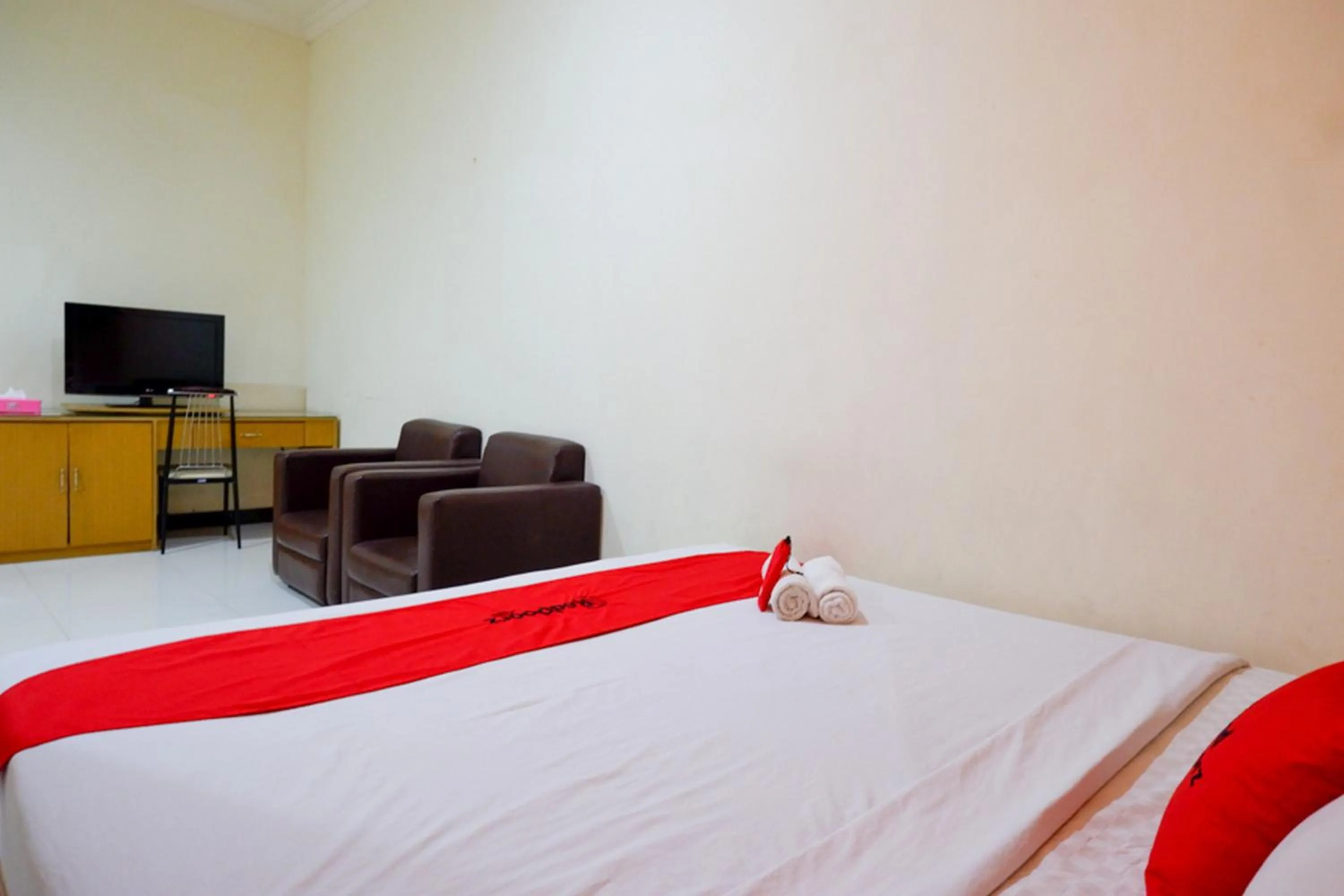 Bedroom, Bed in RedDoorz near Monumen Habibi Ainun
