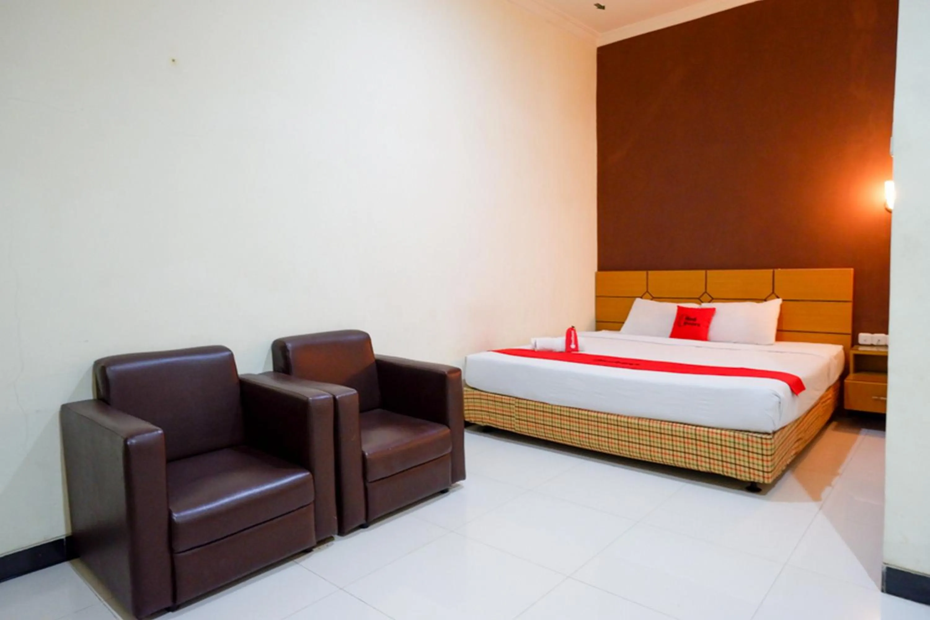 Bedroom, Bed in RedDoorz near Monumen Habibi Ainun
