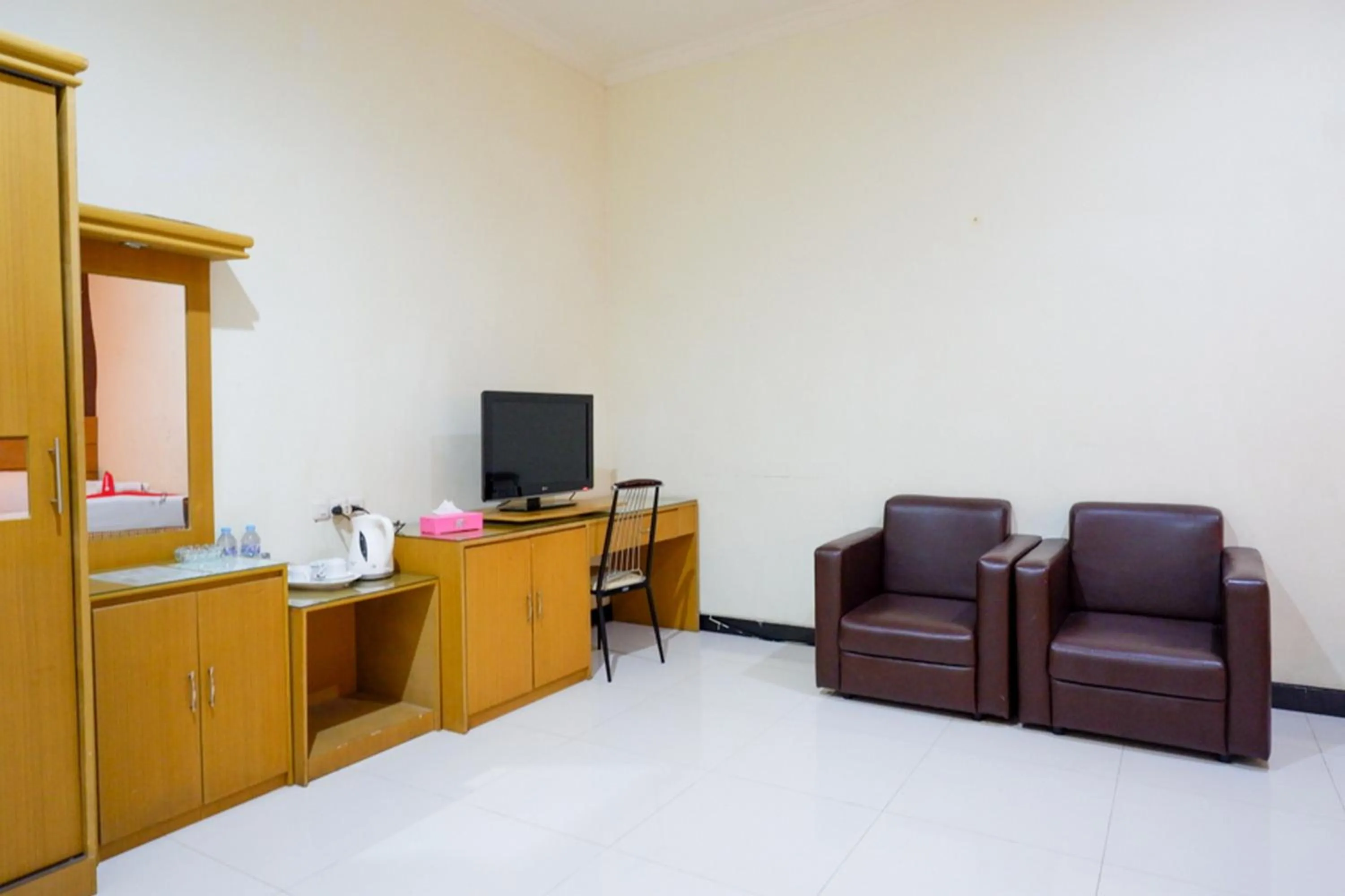 TV and multimedia in RedDoorz near Monumen Habibi Ainun