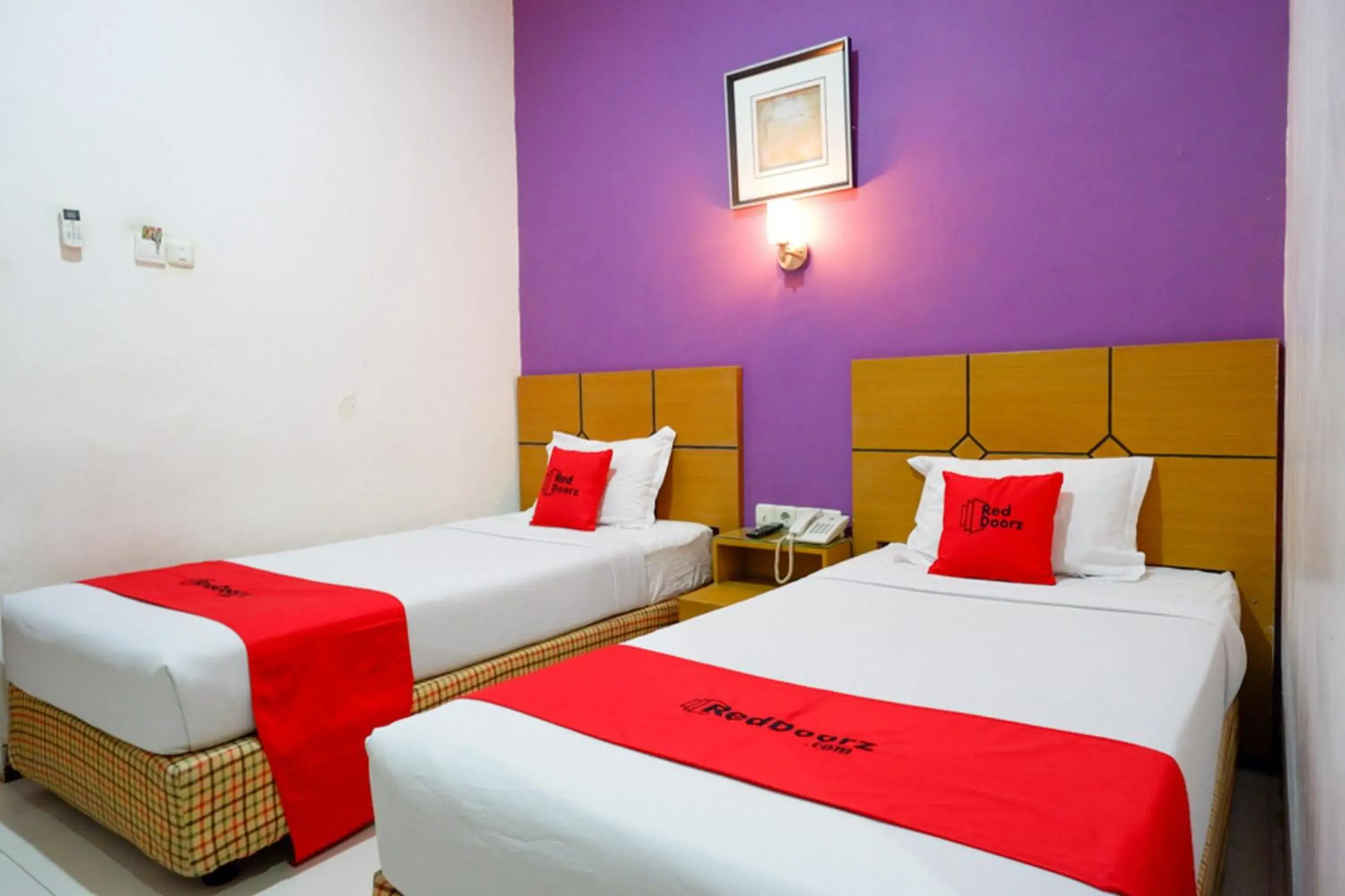 Twin Room in RedDoorz near Monumen Habibi Ainun Twin Room in RedDoorz near Monumen Habibi Ainun