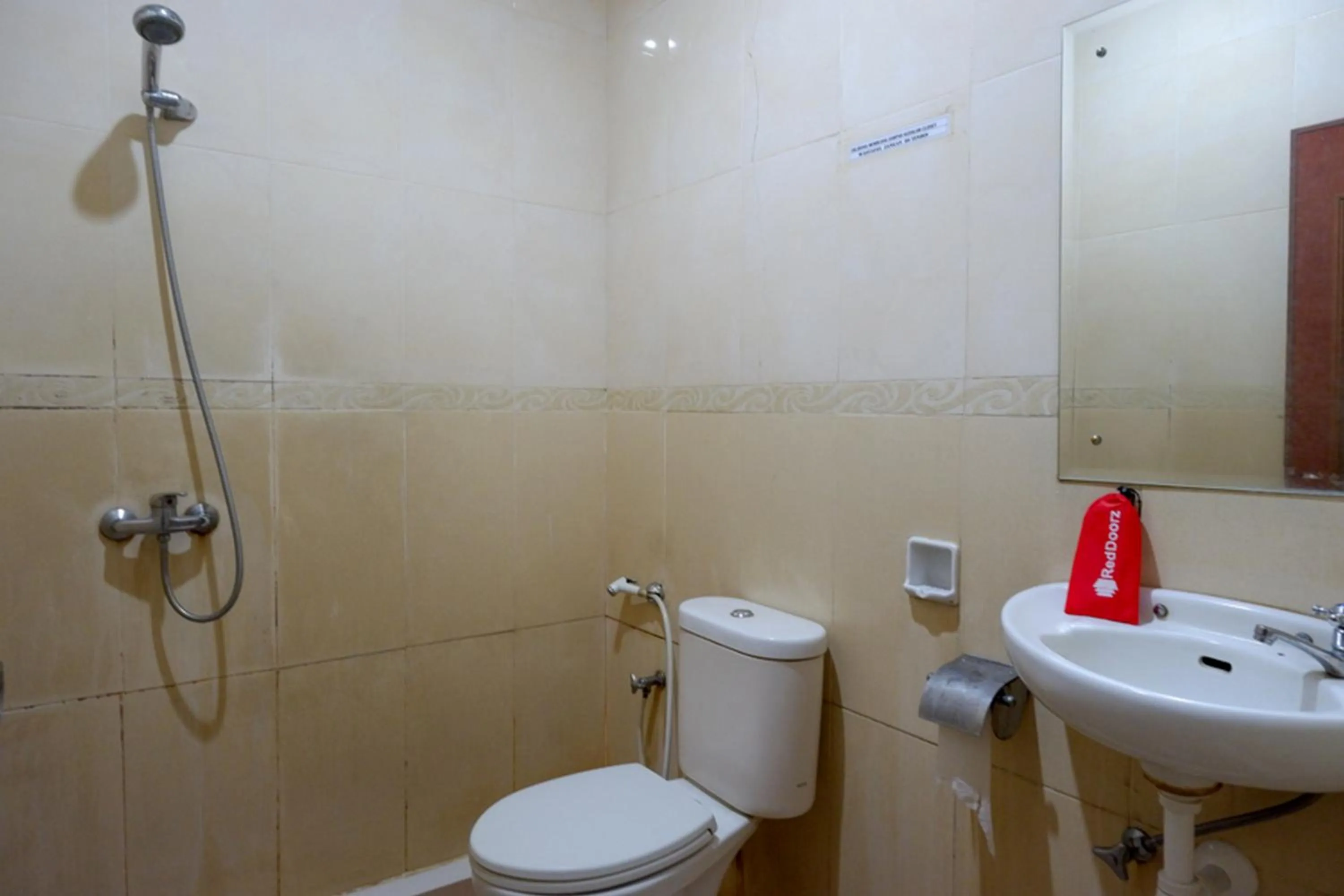 Bathroom in RedDoorz near Monumen Habibi Ainun