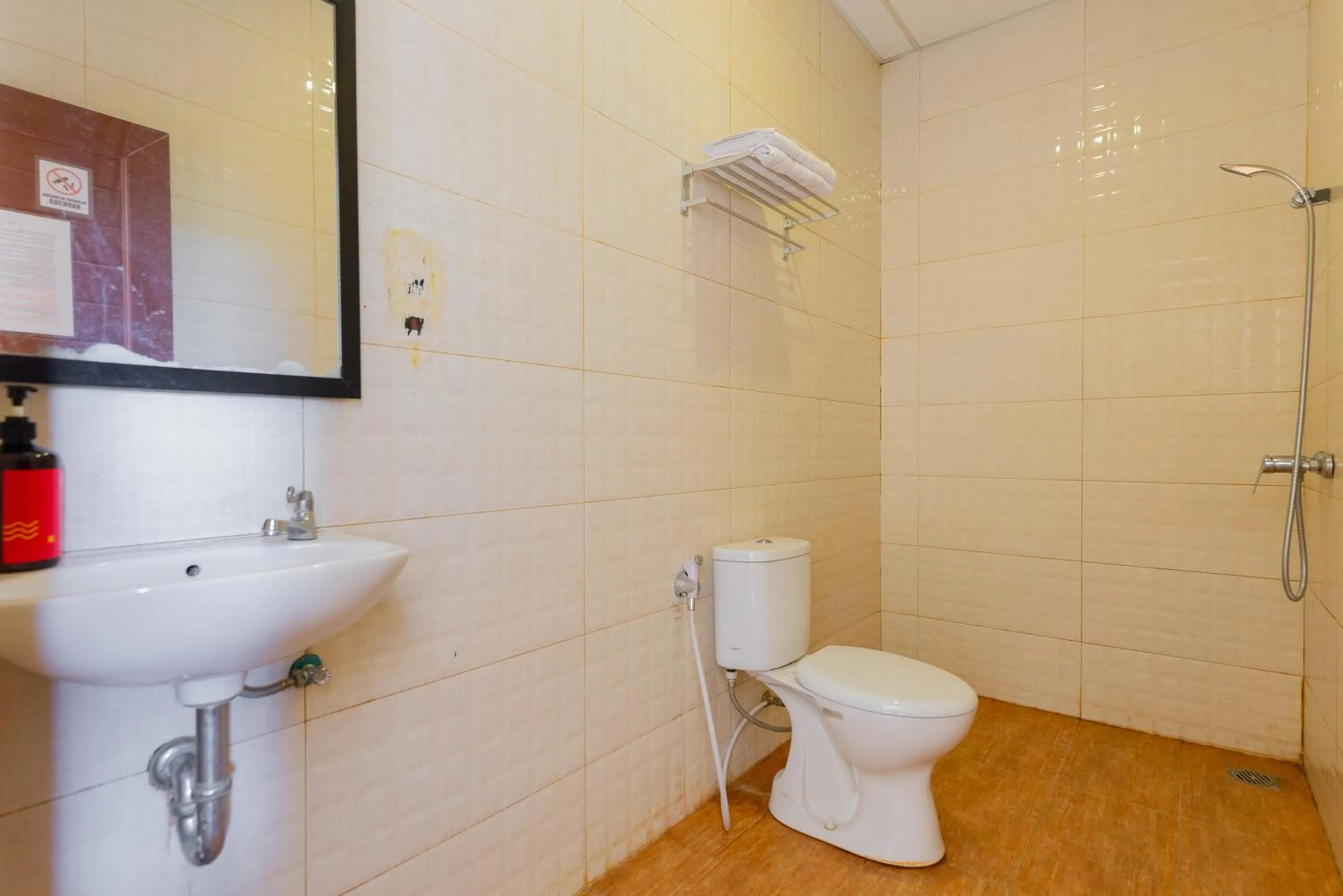 Bathroom in RedDoorz @ Iodium Residence Cikarang