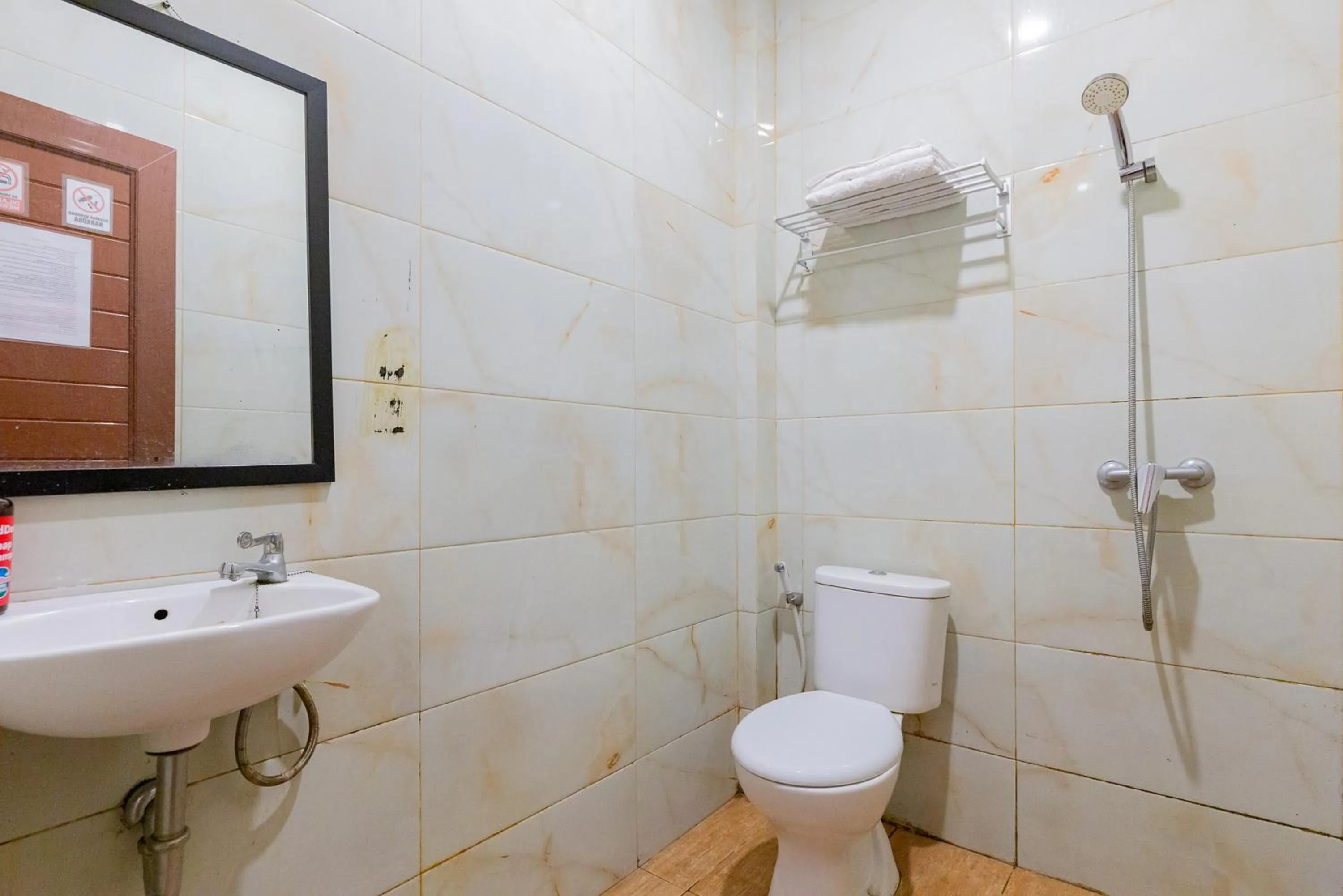 Bathroom in RedDoorz @ Iodium Residence Cikarang