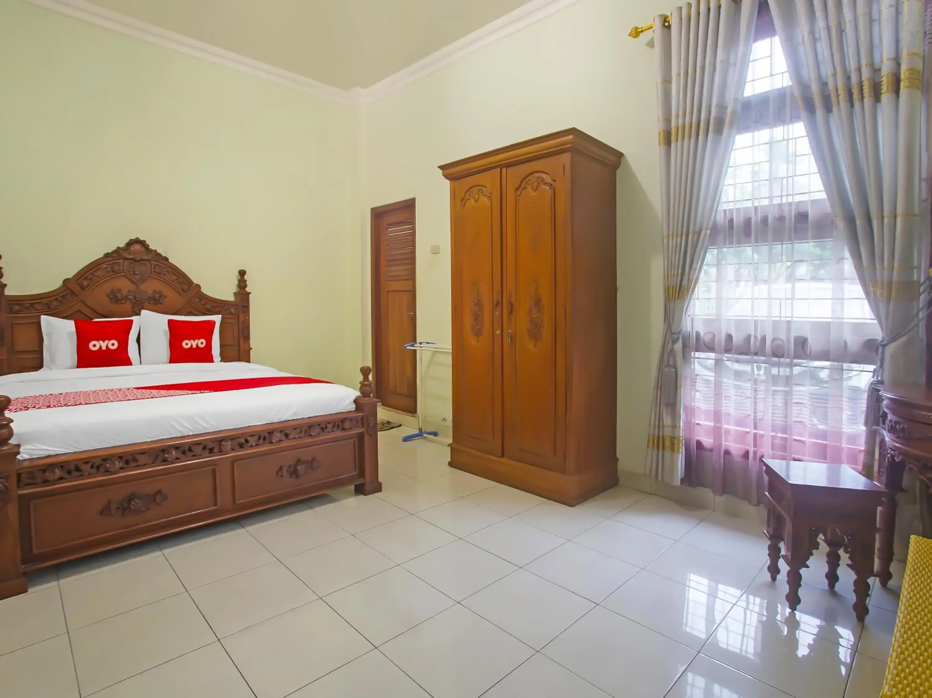 Deluxe Double Room in RedDoorz at Guesthouse Oemah Opa Metro Lampung Deluxe Double Room in RedDoorz at Guesthouse Oemah Opa Metro Lampung