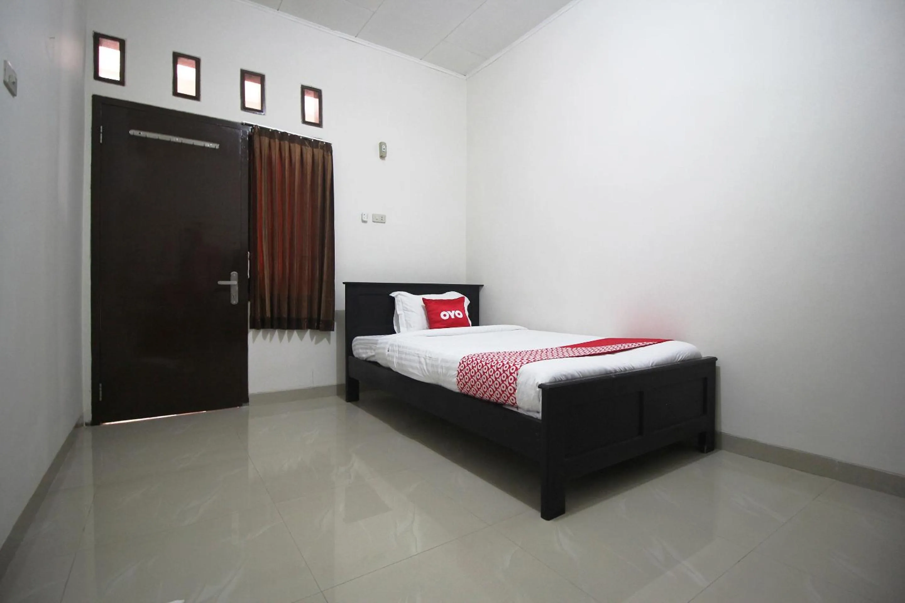 Bedroom, Bed in Hotel O Wisma Ray Syariah