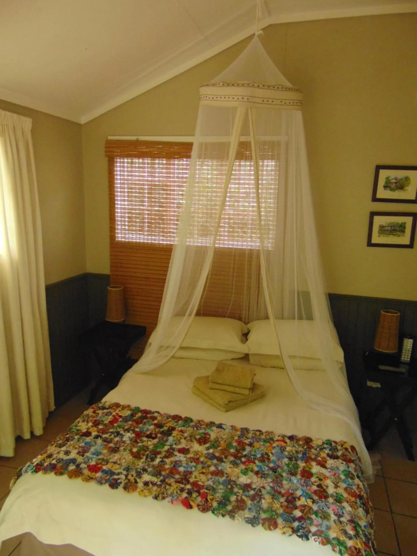 Photo of the whole room, Bed in Fountain Baths Guest Cottages