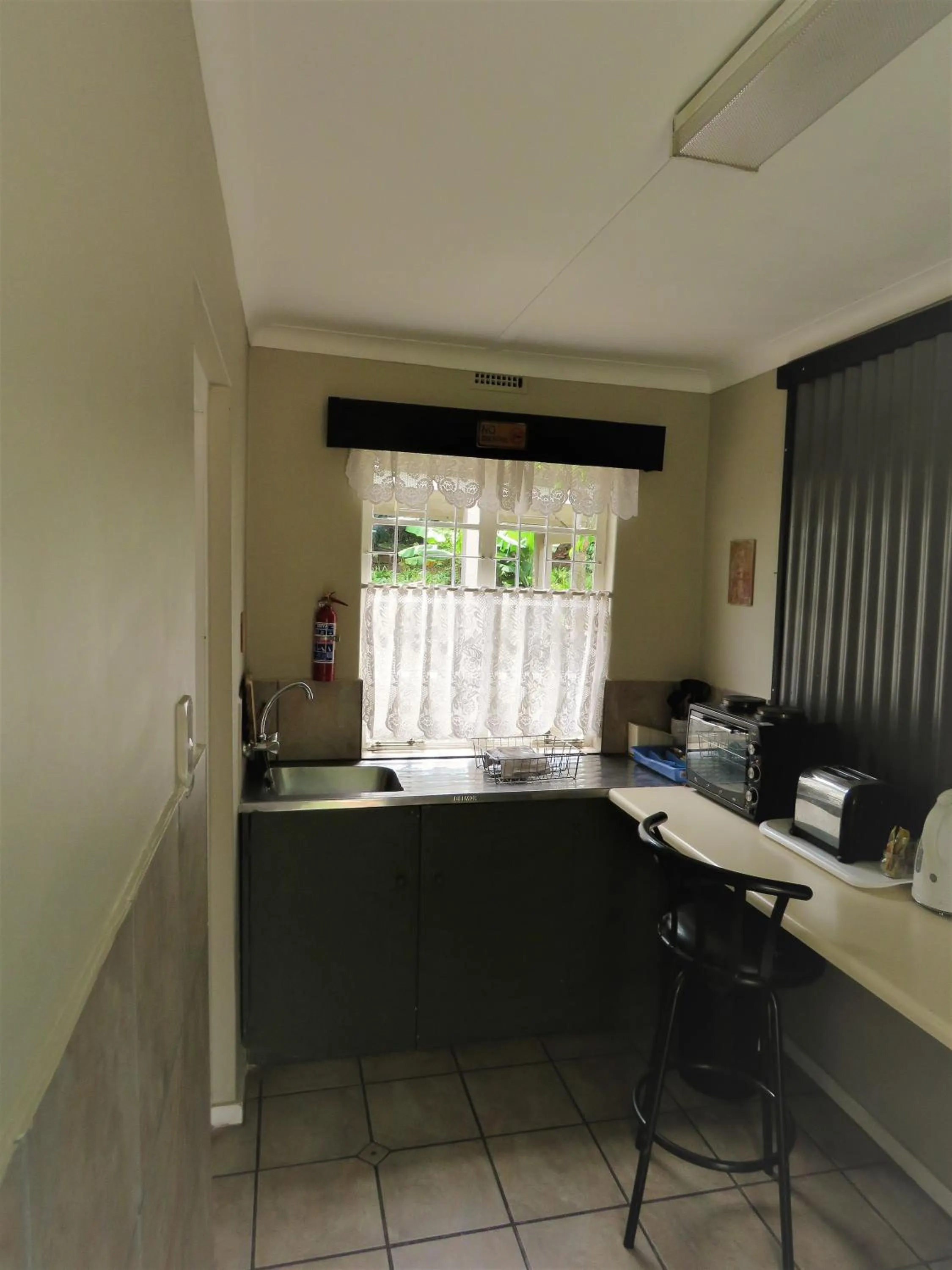 Kitchen or kitchenette in Fountain Baths Guest Cottages