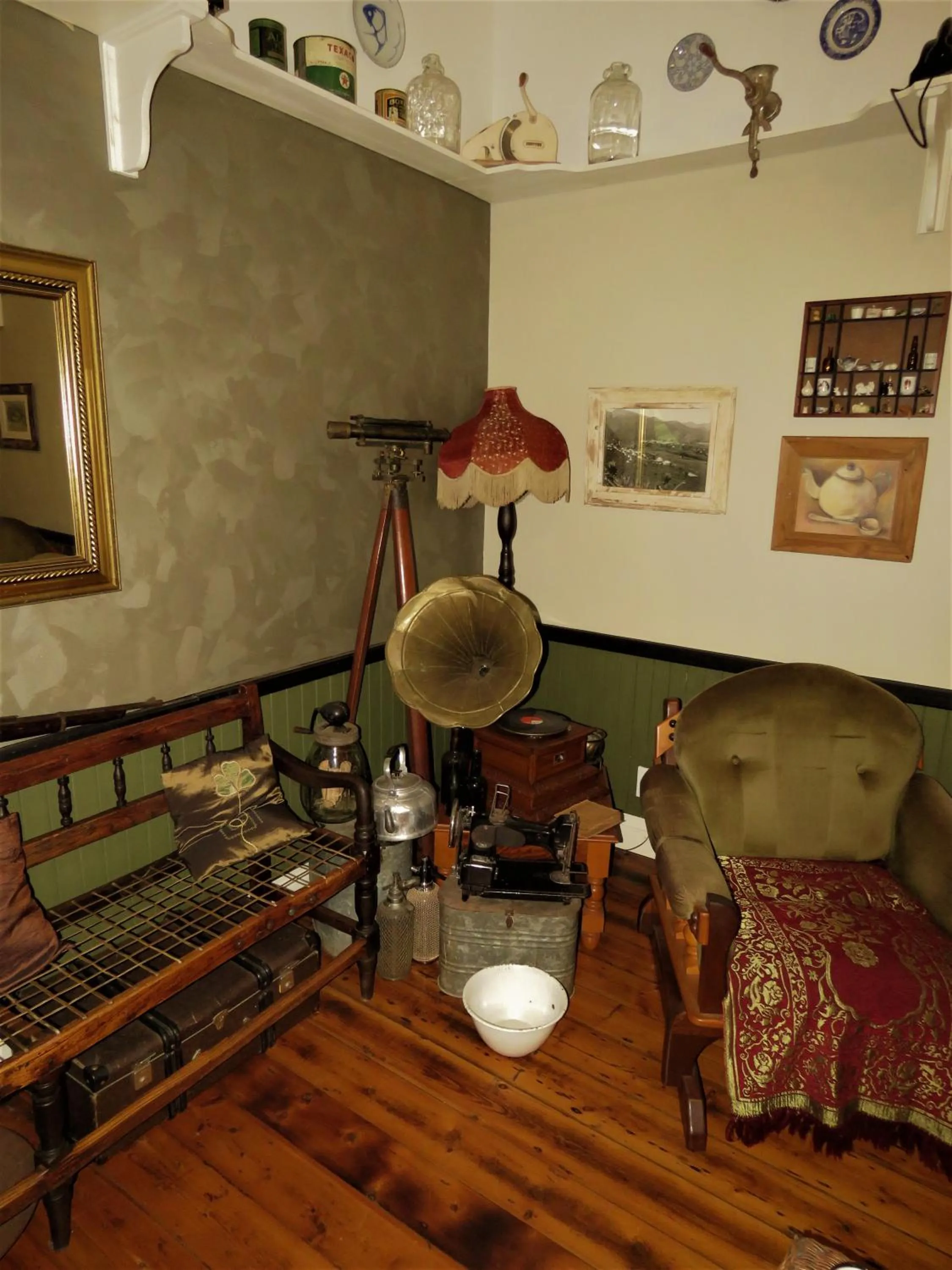 Communal lounge/ TV room in Fountain Baths Guest Cottages