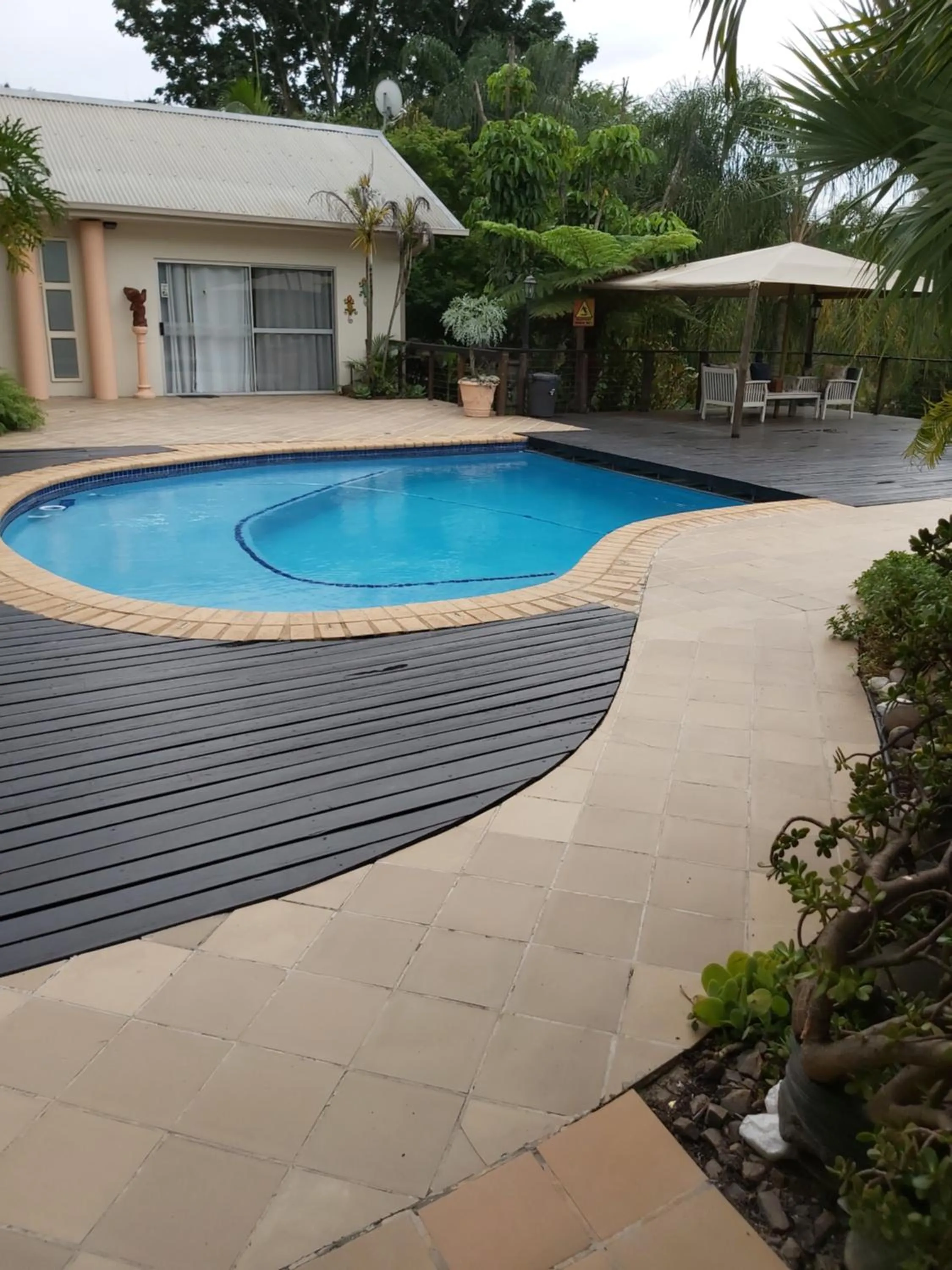 Swimming pool in Rockview Lodge