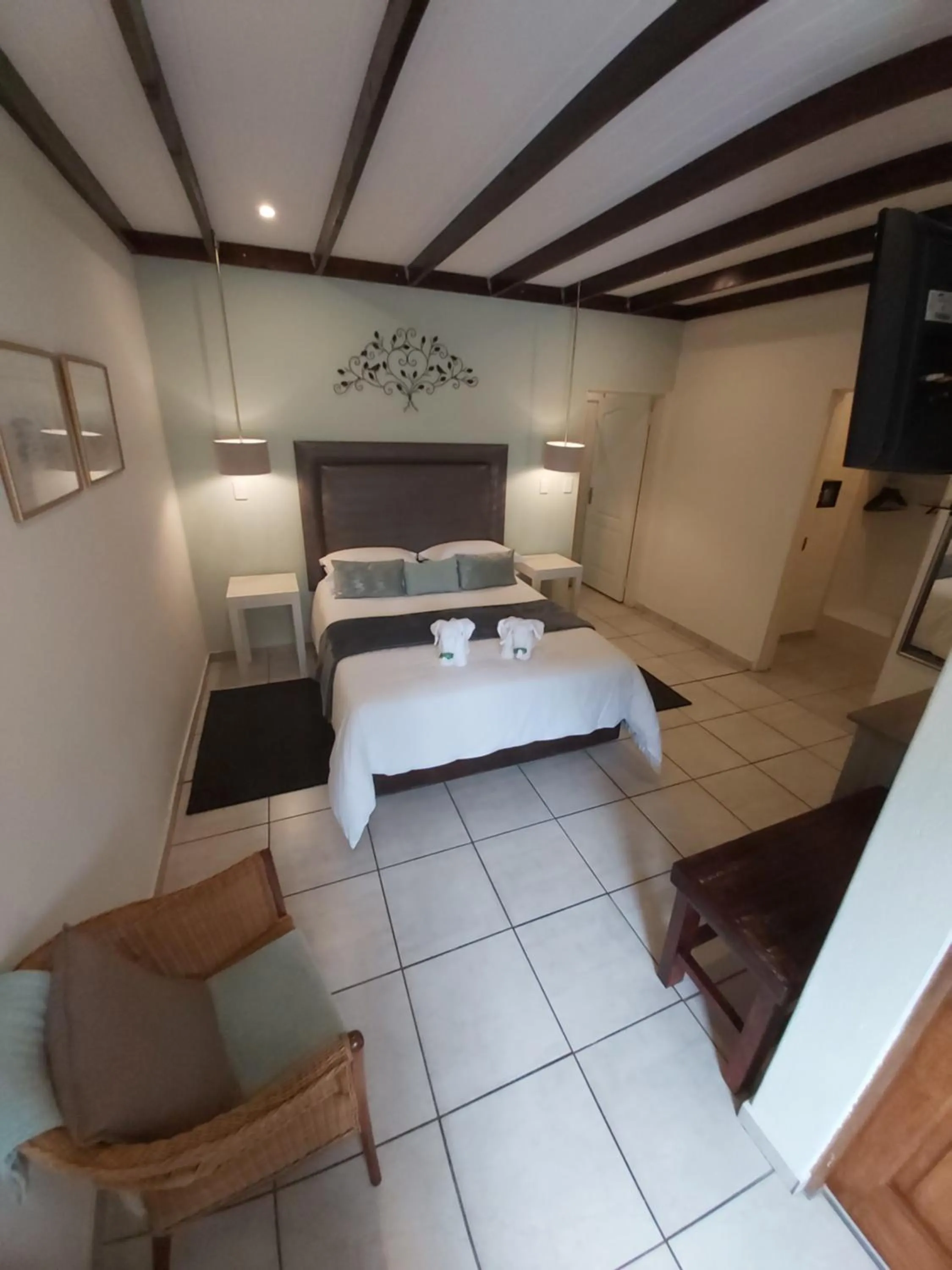 Photo of the whole room, Bed in Rockview Lodge