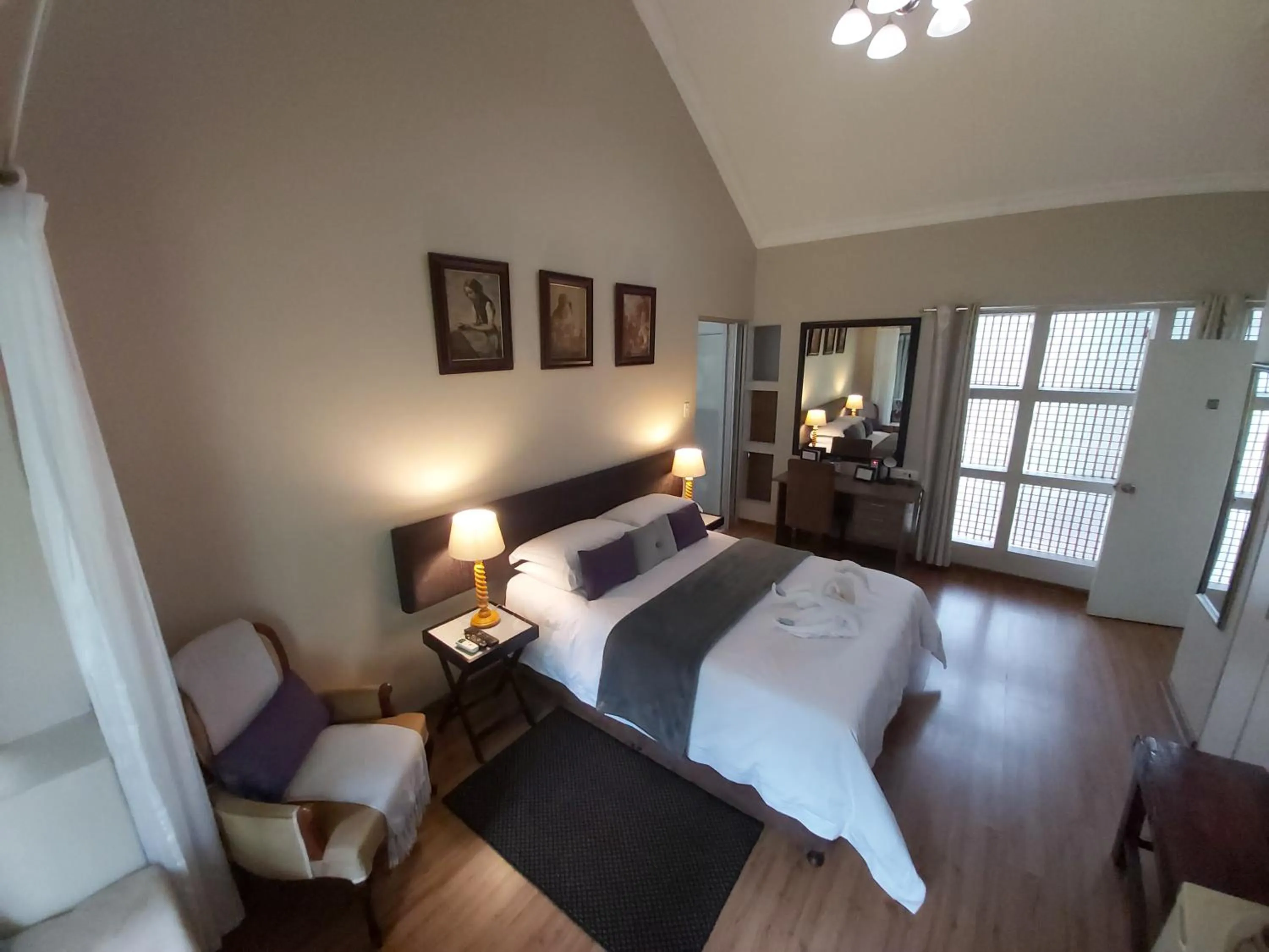 Photo of the whole room, Bed in Rockview Lodge