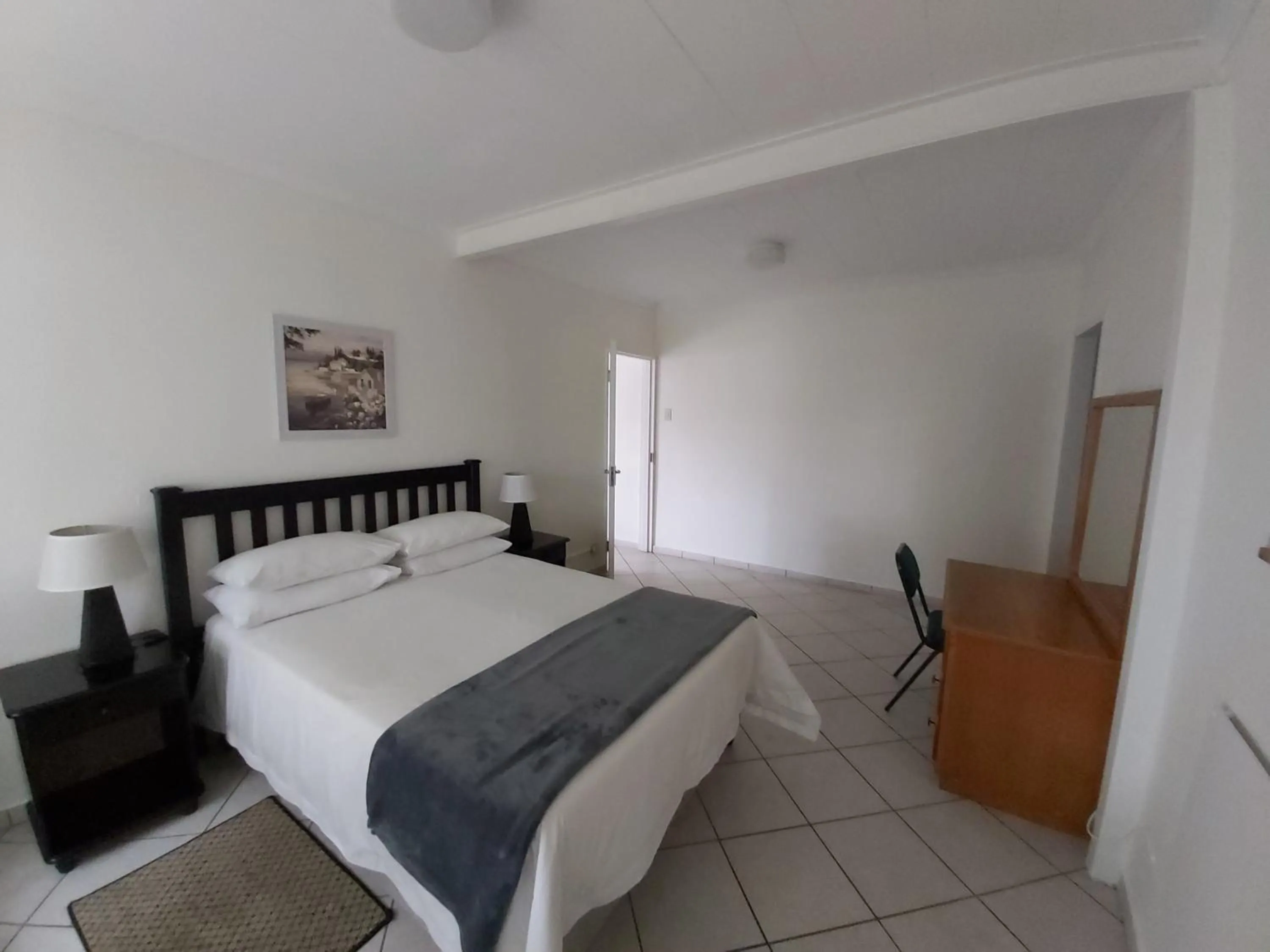 Photo of the whole room, Bed in Rockview Lodge